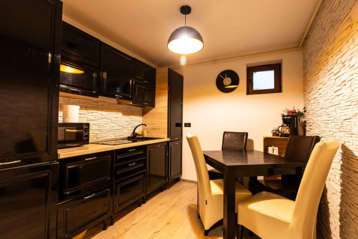Exclusivitate - Apartament de 2 camere, cu grădină proprie. - Alexandru Ioan Cuza, la 7 minute de Cetatea Brașovului, centrul istoric, Operă și Teatrul Dramatic, având in apropiere magazine, farmacie, stație autobuz, terase și restaurant, vă propunem un apartament cu grădină de 20 mp, situat într-un bloc nou, între case cu priveliște spre Colina Universității. 
Apartamentul este mobilat și utilat conform pozelor, având finisaje de înaltă calitate.
Este orientat Sud - Vest, astfel că beneficiază de soare. 
Blocul este izolat, construit in anul 2016, aflat intr-o poziție privilegiată. Nu se vinde cu credit bancar.
Garantia unei tranzactii sigure: Euro Dome Imobiliare în calitate de Reprezentant Exclusiv al acestui imobil, garantează că toate informațiile corespund realității, pozele sunt reale, situația juridică a imobilului a fost verificată.
DETALIILE sunt stabilite în baza unui contract cu proprietarul și NU SUNT CU CARACTER INFORMATIV.
Disponibil la inchiriere din iulie 2026