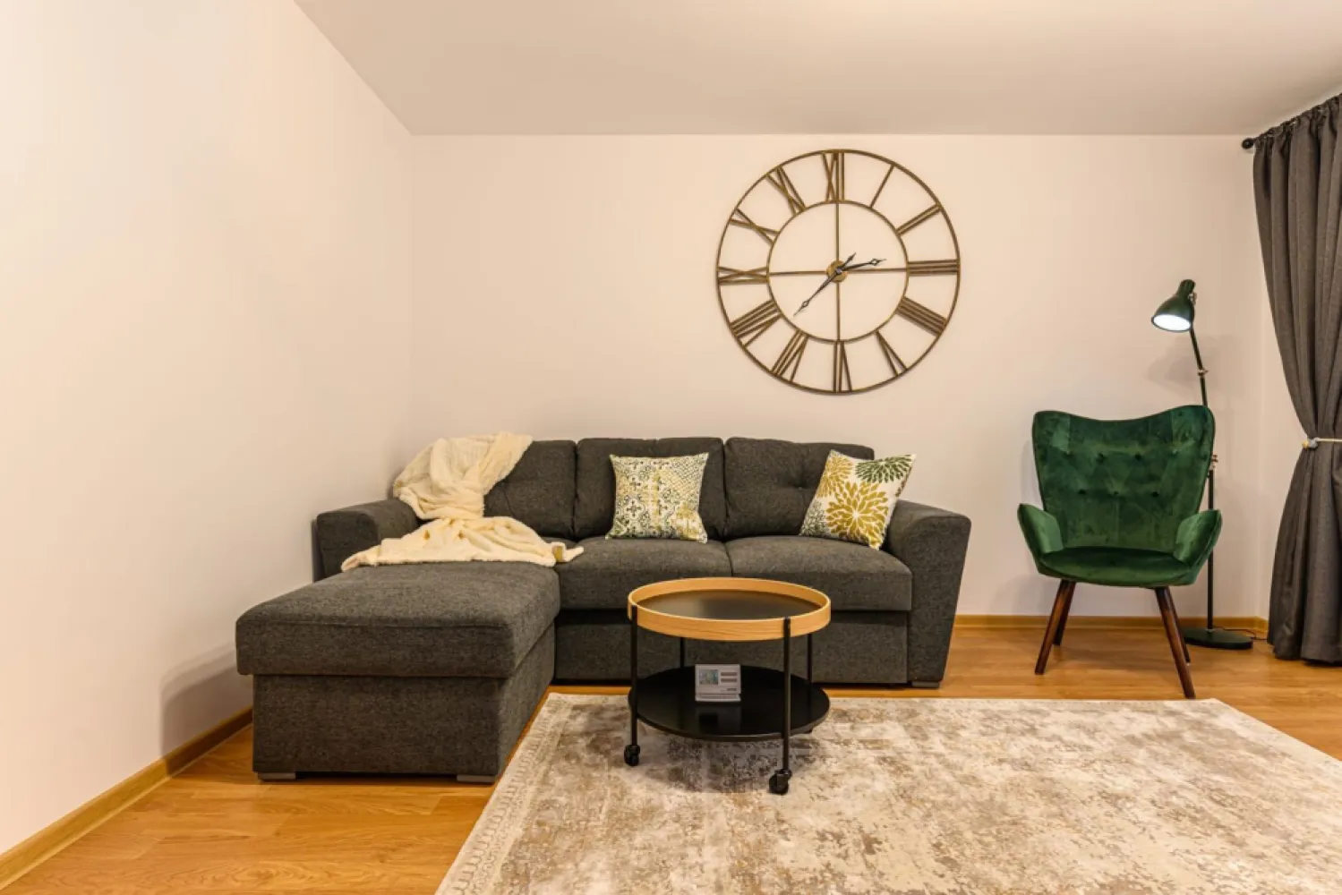 Cartier URBAN, lângă Mall Coresi, apartament 2 camere, mobilat, 550 euro - Agenția Imobiliara Euro Dome propune spre închiriere un apartament cu două camere situat intr-o zona excelenta- Proiectul URBAN -langa Mall Coresi. 
Acesta are structura decomandata cu o suprafață utila de 55mp+5mp balconul. 
Se închiriaza mobilat și utilat complet. 
Dispune de loc de parcare privat și boxa pentru depozitare. 
Se închiriaza pentru minim un an, se percepe plata unei chirii în avans și o garanție echivalenta cu valoarea unei chirii. Nu se accepta animale de companie.
Disponibil din 1 august 2026.
Comision Agenție Imobiliara 50 % din valoarea unei chirii.