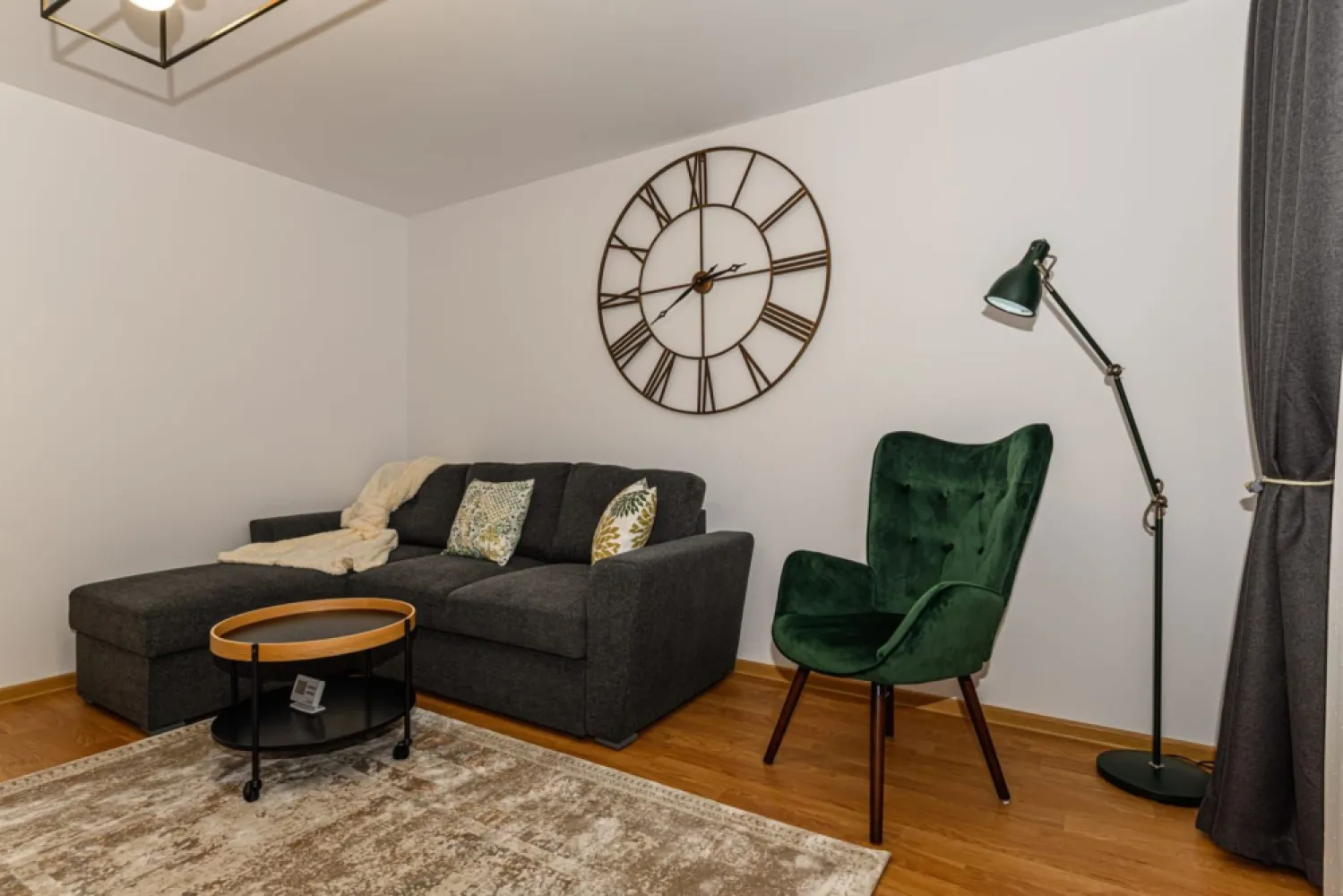 Cartier URBAN, lângă Mall Coresi, apartament 2 camere, mobilat, 550 euro - Agenția Imobiliara Euro Dome propune spre închiriere un apartament cu două camere situat intr-o zona excelenta- Proiectul URBAN -langa Mall Coresi. 
Acesta are structura decomandata cu o suprafață utila de 55mp+5mp balconul. 
Se închiriaza mobilat și utilat complet. 
Dispune de loc de parcare privat și boxa pentru depozitare. 
Se închiriaza pentru minim un an, se percepe plata unei chirii în avans și o garanție echivalenta cu valoarea unei chirii. Nu se accepta animale de companie.
Disponibil din 1 august 2026.
Comision Agenție Imobiliara 50 % din valoarea unei chirii.