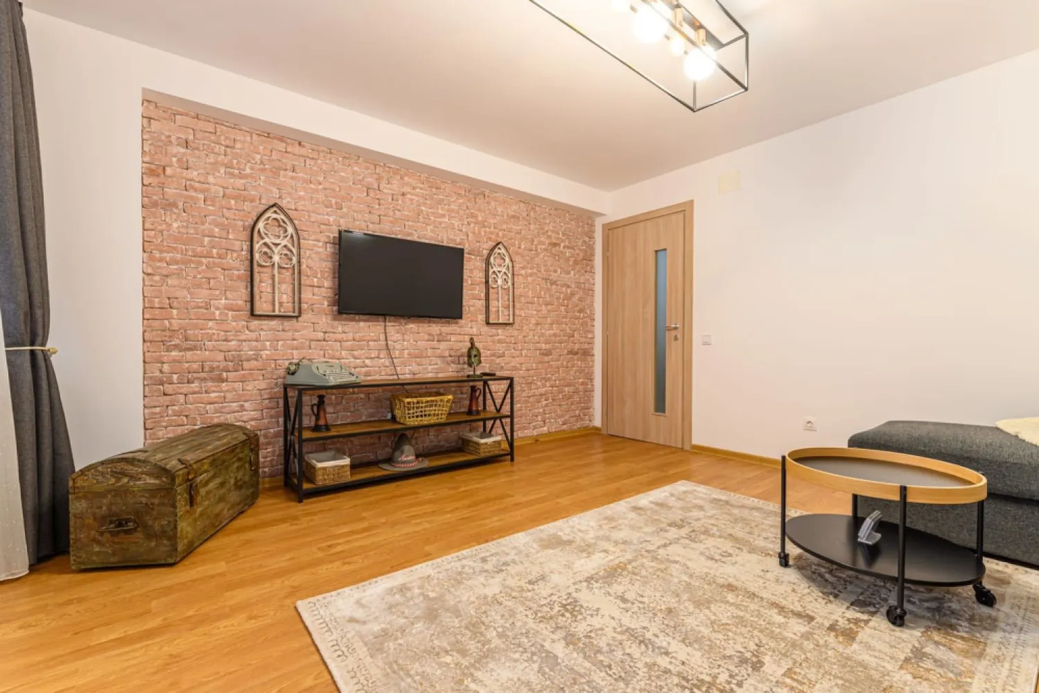 Cartier URBAN, lângă Mall Coresi, apartament 2 camere, mobilat, 550 euro - Agenția Imobiliara Euro Dome propune spre închiriere un apartament cu două camere situat intr-o zona excelenta- Proiectul URBAN -langa Mall Coresi. 
Acesta are structura decomandata cu o suprafață utila de 55mp+5mp balconul. 
Se închiriaza mobilat și utilat complet. 
Dispune de loc de parcare privat și boxa pentru depozitare. 
Se închiriaza pentru minim un an, se percepe plata unei chirii în avans și o garanție echivalenta cu valoarea unei chirii. Nu se accepta animale de companie.
Disponibil din 1 august 2026.
Comision Agenție Imobiliara 50 % din valoarea unei chirii.