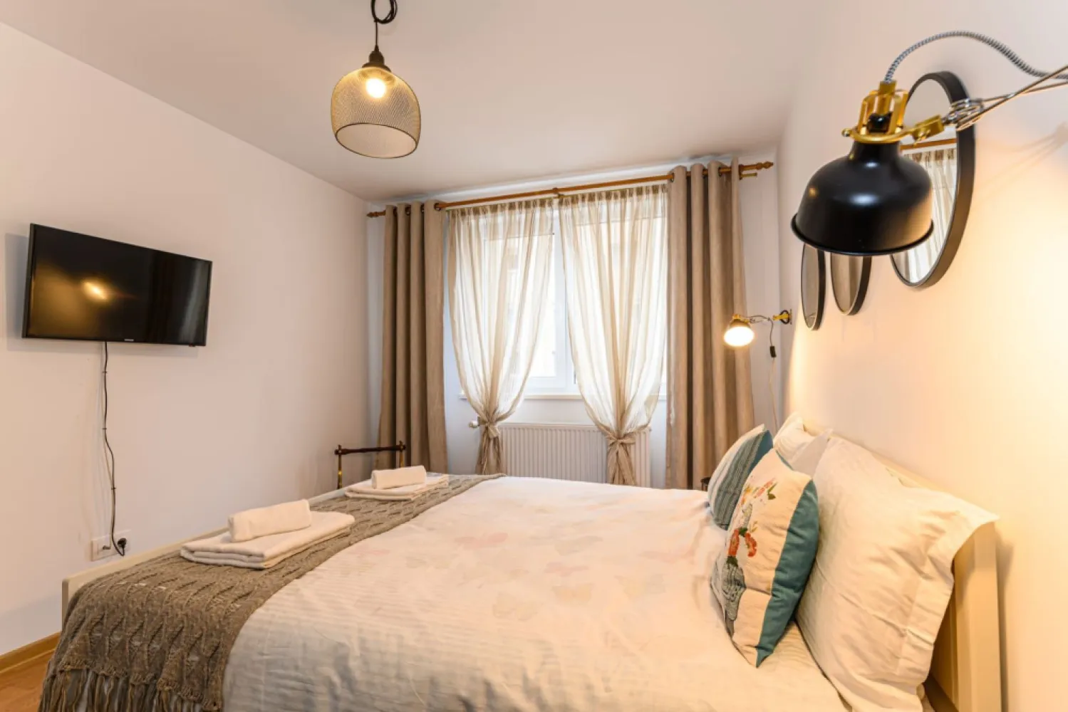 Cartier URBAN, lângă Mall Coresi, apartament 2 camere, mobilat, 550 euro
