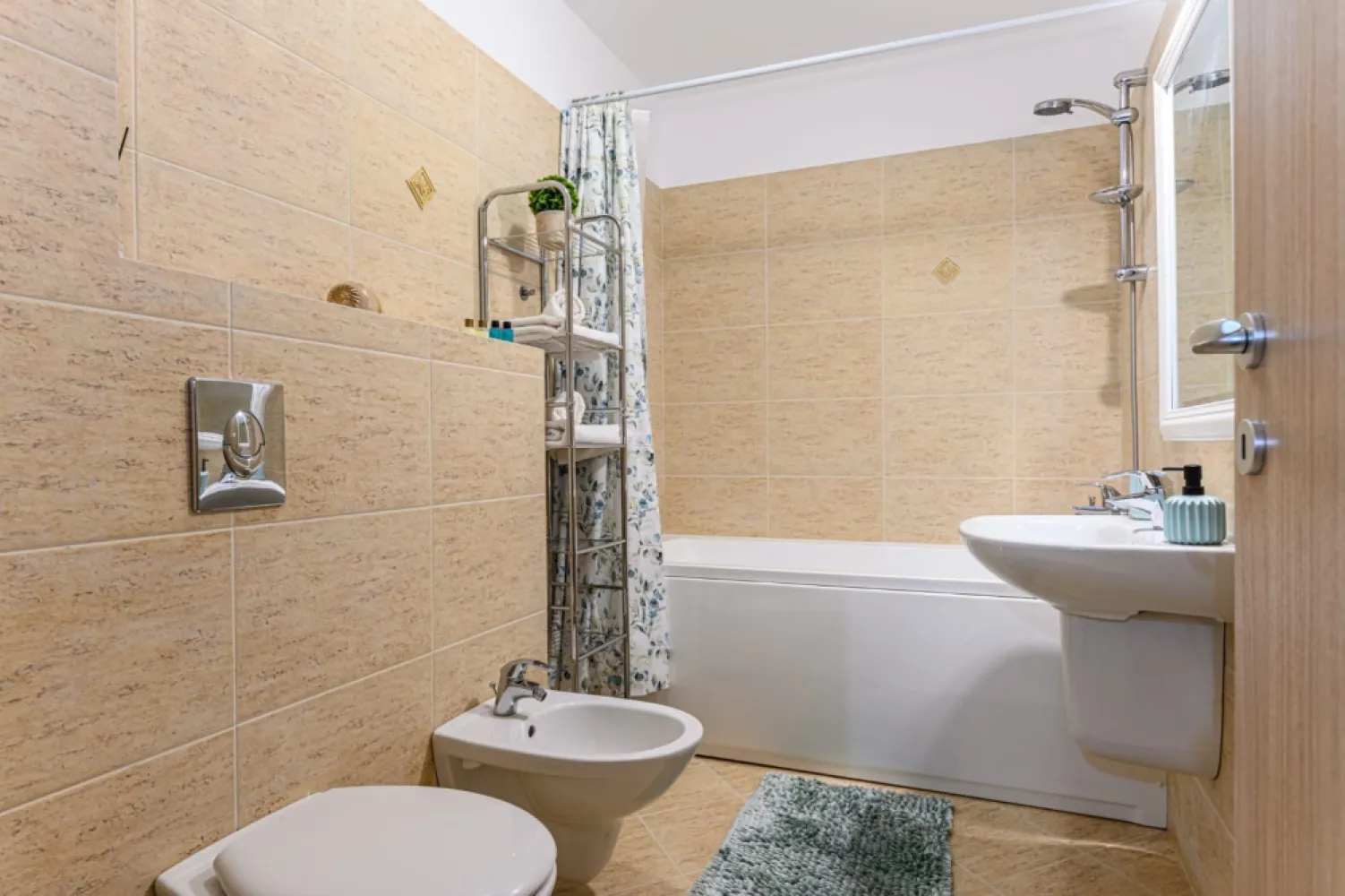 Cartier URBAN, lângă Mall Coresi, apartament 2 camere, mobilat, 550 euro