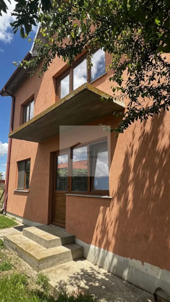 Casă P+E pe 1.000 mp – ideală pentru locuință si/sau investiție - COMISION 0%

Vă propunem spre vânzare o proprietate cu potențial foarte bun, situată în Costinești, pe un teren intravilan generos de 1.000 mp, ideală atât pentru locuire permanentă, cât și pentru casă de vacanță sau proiect investițional pe litoral.
Proprietatea include o casă P+1E (plus o mansarda generoasă) cu o suprafață construită desfășurată de 225,4 mp și amprentă la sol de 112,7 mp. Construcția este edificată în proporție de 80%, fiind deja intabulată, cu exteriorul conturat, acoperiș realizat din tabla Lindab, tâmplărie montată și fațadă executată. Interiorul este nefinisat, ceea ce oferă viitorului proprietar libertatea de a compartimenta, amenaja și personaliza spațiul în funcție de propriile nevoi.
Casa poate fi gândită ca locuință de familie spațioasă, casă de vacanță la mare sau proiect cu destinație mixtă, rezidențială și turistică. Accesul exterior către etaj poate permite o organizare flexibilă a spațiului, inclusiv pentru două zone de locuire separate sau pentru exploatare sezonieră.

Punctele forte ale proprietății:
• teren intravilan de 1.000 mp;
• casă P+E cu suprafață generoasă;
• construcție avansată, edificată 80%;
• documentație cadastrală actualizată;
• exterior deja conturat: acoperiș, tâmplărie, fațadă;
• posibilitate de personalizare completă a interiorului;
• potrivită pentru locuire, vacanță sau investiție;
• lot generos, cu multiple posibilități de amenajare: grădină, terasă, parcare, zonă de relaxare (piscina) sau spații suplimentare.

Această proprietate se adresează cumpărătorilor care caută o casă la mare pe care să o finalizeze după propriul gust, dar și investitorilor care înțeleg potențialul zonei Costinești pentru turism sezonier și închiriere.

Pentru mai multe detalii, documente și programarea unei vizionări, vă stau la dispoziție.