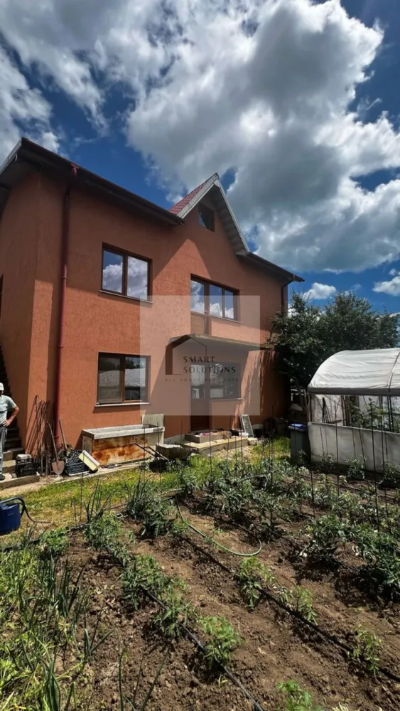 Casă P+E pe 1.000 mp – ideală pentru locuință si/sau investiție - COMISION 0%

Vă propunem spre vânzare o proprietate cu potențial foarte bun, situată în Costinești, pe un teren intravilan generos de 1.000 mp, ideală atât pentru locuire permanentă, cât și pentru casă de vacanță sau proiect investițional pe litoral.
Proprietatea include o casă P+1E (plus o mansarda generoasă) cu o suprafață construită desfășurată de 225,4 mp și amprentă la sol de 112,7 mp. Construcția este edificată în proporție de 80%, fiind deja intabulată, cu exteriorul conturat, acoperiș realizat din tabla Lindab, tâmplărie montată și fațadă executată. Interiorul este nefinisat, ceea ce oferă viitorului proprietar libertatea de a compartimenta, amenaja și personaliza spațiul în funcție de propriile nevoi.
Casa poate fi gândită ca locuință de familie spațioasă, casă de vacanță la mare sau proiect cu destinație mixtă, rezidențială și turistică. Accesul exterior către etaj poate permite o organizare flexibilă a spațiului, inclusiv pentru două zone de locuire separate sau pentru exploatare sezonieră.

Punctele forte ale proprietății:
• teren intravilan de 1.000 mp;
• casă P+E cu suprafață generoasă;
• construcție avansată, edificată 80%;
• documentație cadastrală actualizată;
• exterior deja conturat: acoperiș, tâmplărie, fațadă;
• posibilitate de personalizare completă a interiorului;
• potrivită pentru locuire, vacanță sau investiție;
• lot generos, cu multiple posibilități de amenajare: grădină, terasă, parcare, zonă de relaxare (piscina) sau spații suplimentare.

Această proprietate se adresează cumpărătorilor care caută o casă la mare pe care să o finalizeze după propriul gust, dar și investitorilor care înțeleg potențialul zonei Costinești pentru turism sezonier și închiriere.

Pentru mai multe detalii, documente și programarea unei vizionări, vă stau la dispoziție.