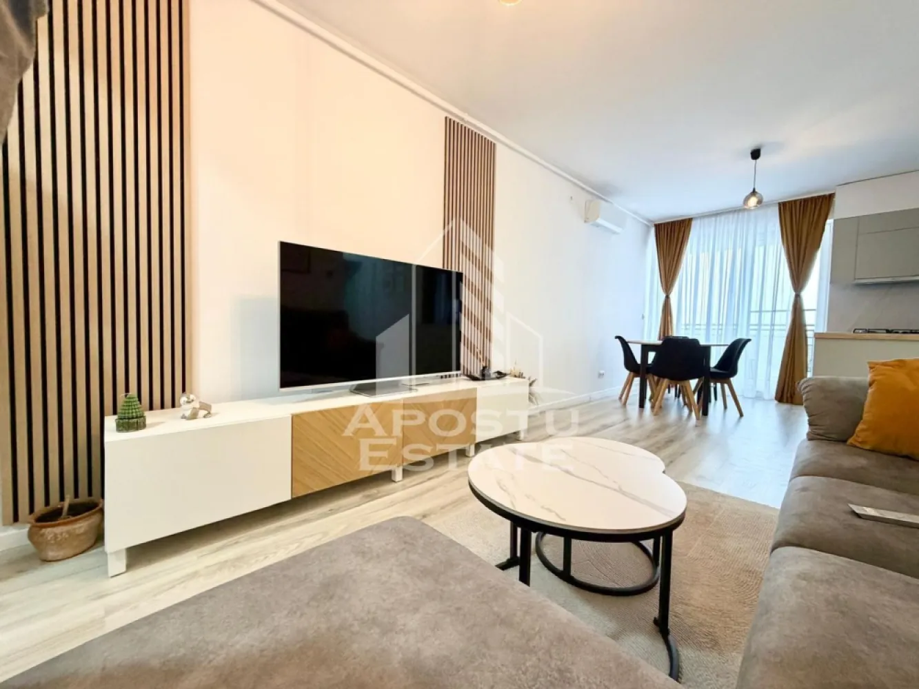 Apartament 3 camere de închiriat, parcare, Denya Forest Timișoara - APOSTU ESTATE vă propune spre închiriere un apartament spațios și elegant, cu 3 camere, la etajul 9 din 11 situat într-o zonă liniștită și bine conectată din Complexul Rezidential Denya Forest, ideal pentru familii sau persoane care doresc un spațiu generos și confortabil.

Suprafață utilă: 60 mp
Compartimentare eficientă:

- Hol de acces generos
- Bucătărie complet mobilată și utilată, cu loc de luat masa
- Living luminos și spațios cu canapea extensibila si TV
- Un dormitor matrimonial cu dressing
- O camera cu pat extensibil ideal pentru al doilea dormitor sau birou
- Baie cu cadă și geam pentru ventilație naturală
- Balcon de 10 mp

Confort și facilități:
- Centrală termică proprie pe gaz cu incalzire in pardoseala
- Aer condiționat
- Loc de parcare inclus în preț

Apartamentul este complet mobilat și utilat

Localizare: Zona Lipovei, Complexul Rezidential Denya Forest,– liniște, acces facil spre oraș, în apropiere de magazine, școli și mijloace de transport în comun.

Ideal pentru:
- Familii
- Cupluri
- Profesioniști care lucrează remote sau au nevoie de birou acasă

Preț chirie: 650 de euro
Programează o vizionare!
ID intern: CP2877176!
