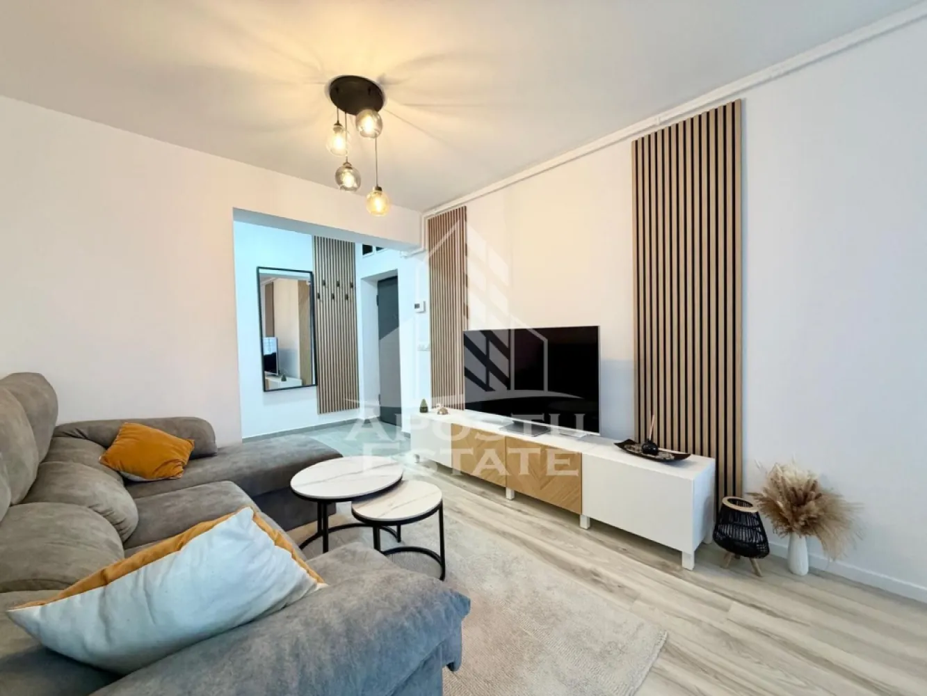 Apartament 3 camere de închiriat, parcare, Denya Forest Timișoara - APOSTU ESTATE vă propune spre închiriere un apartament spațios și elegant, cu 3 camere, la etajul 9 din 11 situat într-o zonă liniștită și bine conectată din Complexul Rezidential Denya Forest, ideal pentru familii sau persoane care doresc un spațiu generos și confortabil.

Suprafață utilă: 60 mp
Compartimentare eficientă:

- Hol de acces generos
- Bucătărie complet mobilată și utilată, cu loc de luat masa
- Living luminos și spațios cu canapea extensibila si TV
- Un dormitor matrimonial cu dressing
- O camera cu pat extensibil ideal pentru al doilea dormitor sau birou
- Baie cu cadă și geam pentru ventilație naturală
- Balcon de 10 mp

Confort și facilități:
- Centrală termică proprie pe gaz cu incalzire in pardoseala
- Aer condiționat
- Loc de parcare inclus în preț

Apartamentul este complet mobilat și utilat

Localizare: Zona Lipovei, Complexul Rezidential Denya Forest,– liniște, acces facil spre oraș, în apropiere de magazine, școli și mijloace de transport în comun.

Ideal pentru:
- Familii
- Cupluri
- Profesioniști care lucrează remote sau au nevoie de birou acasă

Preț chirie: 650 de euro
Programează o vizionare!
ID intern: CP2877176!