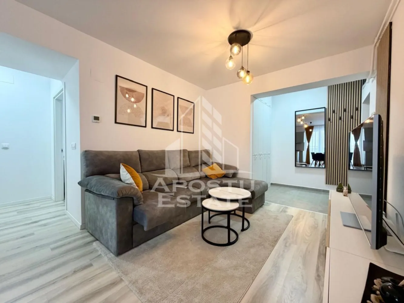 Apartament 3 camere de închiriat, parcare, Denya Forest Timișoara - APOSTU ESTATE vă propune spre închiriere un apartament spațios și elegant, cu 3 camere, la etajul 9 din 11 situat într-o zonă liniștită și bine conectată din Complexul Rezidential Denya Forest, ideal pentru familii sau persoane care doresc un spațiu generos și confortabil.

Suprafață utilă: 60 mp
Compartimentare eficientă:

- Hol de acces generos
- Bucătărie complet mobilată și utilată, cu loc de luat masa
- Living luminos și spațios cu canapea extensibila si TV
- Un dormitor matrimonial cu dressing
- O camera cu pat extensibil ideal pentru al doilea dormitor sau birou
- Baie cu cadă și geam pentru ventilație naturală
- Balcon de 10 mp

Confort și facilități:
- Centrală termică proprie pe gaz cu incalzire in pardoseala
- Aer condiționat
- Loc de parcare inclus în preț

Apartamentul este complet mobilat și utilat

Localizare: Zona Lipovei, Complexul Rezidential Denya Forest,– liniște, acces facil spre oraș, în apropiere de magazine, școli și mijloace de transport în comun.

Ideal pentru:
- Familii
- Cupluri
- Profesioniști care lucrează remote sau au nevoie de birou acasă

Preț chirie: 650 de euro
Programează o vizionare!
ID intern: CP2877176!