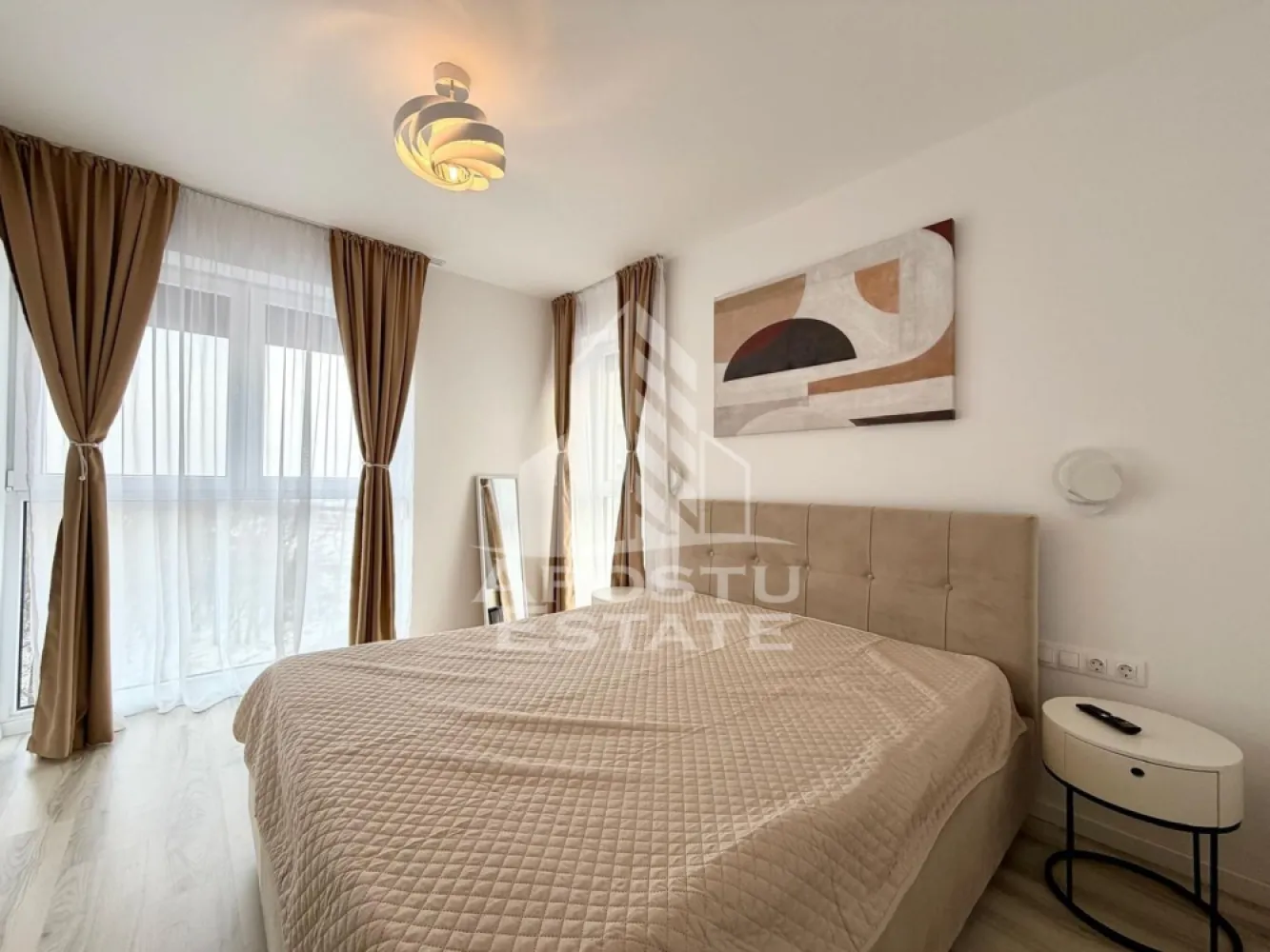Apartament 3 camere de închiriat, parcare, Denya Forest Timișoara - APOSTU ESTATE vă propune spre închiriere un apartament spațios și elegant, cu 3 camere, la etajul 9 din 11 situat într-o zonă liniștită și bine conectată din Complexul Rezidential Denya Forest, ideal pentru familii sau persoane care doresc un spațiu generos și confortabil.

Suprafață utilă: 60 mp
Compartimentare eficientă:

- Hol de acces generos
- Bucătărie complet mobilată și utilată, cu loc de luat masa
- Living luminos și spațios cu canapea extensibila si TV
- Un dormitor matrimonial cu dressing
- O camera cu pat extensibil ideal pentru al doilea dormitor sau birou
- Baie cu cadă și geam pentru ventilație naturală
- Balcon de 10 mp

Confort și facilități:
- Centrală termică proprie pe gaz cu incalzire in pardoseala
- Aer condiționat
- Loc de parcare inclus în preț

Apartamentul este complet mobilat și utilat

Localizare: Zona Lipovei, Complexul Rezidential Denya Forest,– liniște, acces facil spre oraș, în apropiere de magazine, școli și mijloace de transport în comun.

Ideal pentru:
- Familii
- Cupluri
- Profesioniști care lucrează remote sau au nevoie de birou acasă

Preț chirie: 650 de euro
Programează o vizionare!
ID intern: CP2877176!