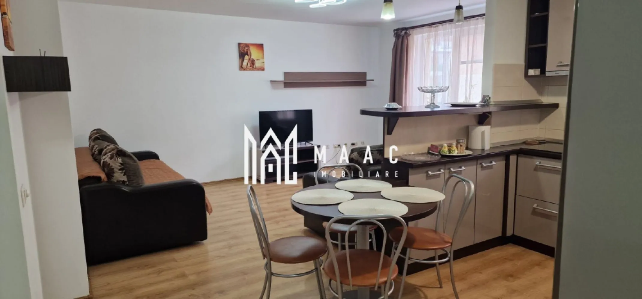 Apartament 3 Camere I 77 MP I Etaj 2 I Balcon I Hipodrom III - MAAC Imobiliare vă propune spre vânzare un apartament decomandat cu 3 camere, situat în una dintre cele mai căutate zone ale Sibiului – Hipodrom III.

Apartamentul este amplasat la etajul 2 și beneficiază de o suprafață utilă generoasă de 77 mp, fiind ideal pentru familii sau pentru cei care își doresc un spațiu confortabil și bine compartimentat.

Compartimentare:

Living spațios cu bucătărie open-space;
2 dormitoare luminoase;
2 băi:
baie principală cu cadă cu hidromasaj;
baie de serviciu;
Hol de acces;
Balcon tip logie.

Dotări și avantaje:

Aer condiționat;
Compartimentare decomandată;
Spații generoase și bine organizate;
Etaj intermediar;
Bloc situat într-o zonă liniștită și apreciată.

Localizare excelentă:
Proprietatea se află în imediata apropiere a magazinelor, supermarketurilor, farmaciilor și a unităților de învățământ. 

Pentru informații suplimentare sau pentru programarea unei vizionări, contactați-ne și menționați codul de identificare al proprietății ID: CP3174149 .