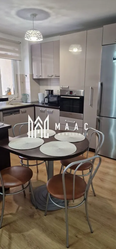 Apartament 3 Camere I 77 MP I Etaj 2 I Balcon I Hipodrom III - MAAC Imobiliare vă propune spre vânzare un apartament decomandat cu 3 camere, situat în una dintre cele mai căutate zone ale Sibiului – Hipodrom III.

Apartamentul este amplasat la etajul 2 și beneficiază de o suprafață utilă generoasă de 77 mp, fiind ideal pentru familii sau pentru cei care își doresc un spațiu confortabil și bine compartimentat.

Compartimentare:

Living spațios cu bucătărie open-space;
2 dormitoare luminoase;
2 băi:
baie principală cu cadă cu hidromasaj;
baie de serviciu;
Hol de acces;
Balcon tip logie.

Dotări și avantaje:

Aer condiționat;
Compartimentare decomandată;
Spații generoase și bine organizate;
Etaj intermediar;
Bloc situat într-o zonă liniștită și apreciată.

Localizare excelentă:
Proprietatea se află în imediata apropiere a magazinelor, supermarketurilor, farmaciilor și a unităților de învățământ. 

Pentru informații suplimentare sau pentru programarea unei vizionări, contactați-ne și menționați codul de identificare al proprietății ID: CP3174149 .
