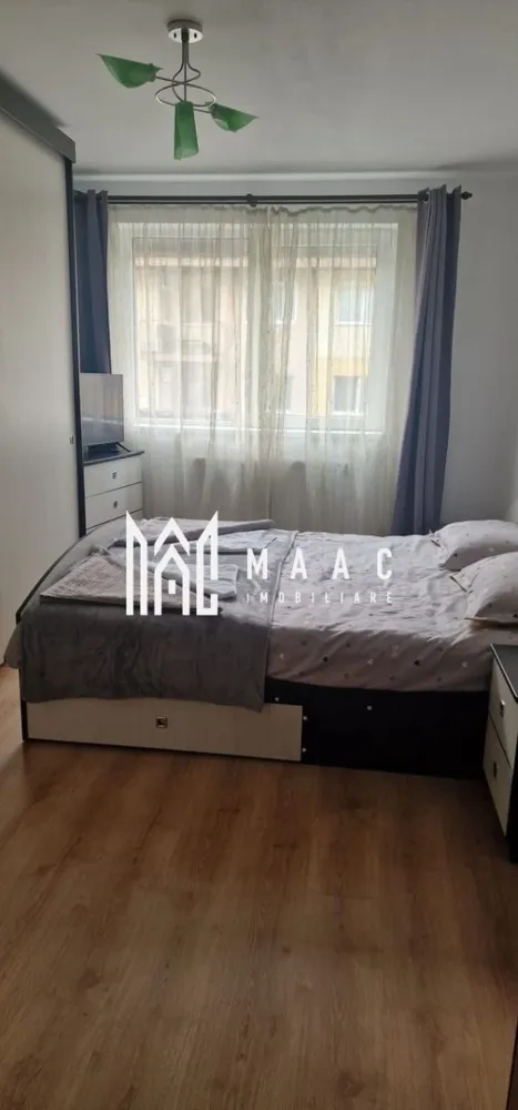 Apartament 3 Camere I 77 MP I Etaj 2 I Balcon I Hipodrom III - MAAC Imobiliare vă propune spre vânzare un apartament decomandat cu 3 camere, situat în una dintre cele mai căutate zone ale Sibiului – Hipodrom III.

Apartamentul este amplasat la etajul 2 și beneficiază de o suprafață utilă generoasă de 77 mp, fiind ideal pentru familii sau pentru cei care își doresc un spațiu confortabil și bine compartimentat.

Compartimentare:

Living spațios cu bucătărie open-space;
2 dormitoare luminoase;
2 băi:
baie principală cu cadă cu hidromasaj;
baie de serviciu;
Hol de acces;
Balcon tip logie.

Dotări și avantaje:

Aer condiționat;
Compartimentare decomandată;
Spații generoase și bine organizate;
Etaj intermediar;
Bloc situat într-o zonă liniștită și apreciată.

Localizare excelentă:
Proprietatea se află în imediata apropiere a magazinelor, supermarketurilor, farmaciilor și a unităților de învățământ. 

Pentru informații suplimentare sau pentru programarea unei vizionări, contactați-ne și menționați codul de identificare al proprietății ID: CP3174149 .