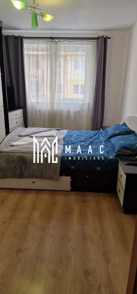 Apartament 3 Camere I 77 MP I Etaj 2 I Balcon I Hipodrom III - MAAC Imobiliare vă propune spre vânzare un apartament decomandat cu 3 camere, situat în una dintre cele mai căutate zone ale Sibiului – Hipodrom III.

Apartamentul este amplasat la etajul 2 și beneficiază de o suprafață utilă generoasă de 77 mp, fiind ideal pentru familii sau pentru cei care își doresc un spațiu confortabil și bine compartimentat.

Compartimentare:

Living spațios cu bucătărie open-space;
2 dormitoare luminoase;
2 băi:
baie principală cu cadă cu hidromasaj;
baie de serviciu;
Hol de acces;
Balcon tip logie.

Dotări și avantaje:

Aer condiționat;
Compartimentare decomandată;
Spații generoase și bine organizate;
Etaj intermediar;
Bloc situat într-o zonă liniștită și apreciată.

Localizare excelentă:
Proprietatea se află în imediata apropiere a magazinelor, supermarketurilor, farmaciilor și a unităților de învățământ. 

Pentru informații suplimentare sau pentru programarea unei vizionări, contactați-ne și menționați codul de identificare al proprietății ID: CP3174149 .