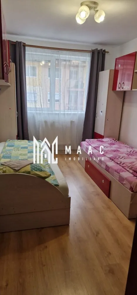 Apartament 3 Camere I 77 MP I Etaj 2 I Balcon I Hipodrom III - MAAC Imobiliare vă propune spre vânzare un apartament decomandat cu 3 camere, situat în una dintre cele mai căutate zone ale Sibiului – Hipodrom III.

Apartamentul este amplasat la etajul 2 și beneficiază de o suprafață utilă generoasă de 77 mp, fiind ideal pentru familii sau pentru cei care își doresc un spațiu confortabil și bine compartimentat.

Compartimentare:

Living spațios cu bucătărie open-space;
2 dormitoare luminoase;
2 băi:
baie principală cu cadă cu hidromasaj;
baie de serviciu;
Hol de acces;
Balcon tip logie.

Dotări și avantaje:

Aer condiționat;
Compartimentare decomandată;
Spații generoase și bine organizate;
Etaj intermediar;
Bloc situat într-o zonă liniștită și apreciată.

Localizare excelentă:
Proprietatea se află în imediata apropiere a magazinelor, supermarketurilor, farmaciilor și a unităților de învățământ. 

Pentru informații suplimentare sau pentru programarea unei vizionări, contactați-ne și menționați codul de identificare al proprietății ID: CP3174149 .