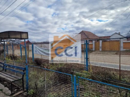 Se oferă spre vânzare / închiriere clădire cu spațiu comercial