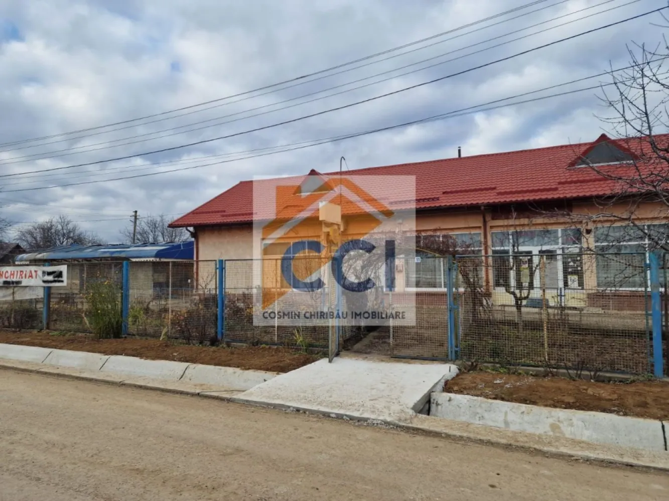 Se oferă spre vânzare / închiriere clădire cu spațiu comercial