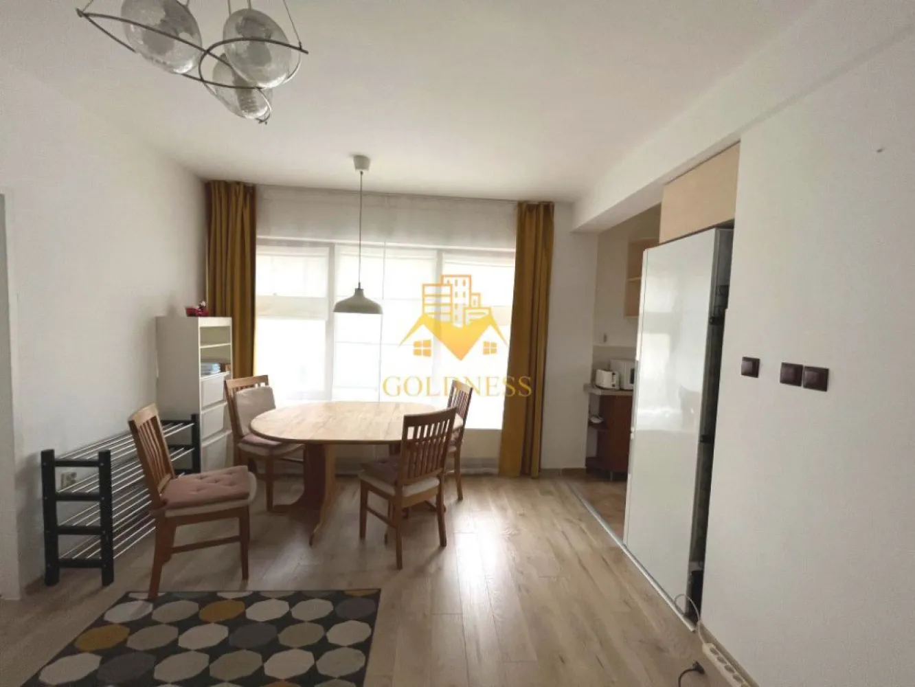 3 camere open space, Modern, Europa, Eugen Ionesco - GOLDNESS Imobiliare vă propune spre închiriere un apartament cu 3 camere open-space complet mobilat și utilat, la parterul inalt al unui imobil de cu 1 etaj + Mansarda, în cartierul Europa, str. Ana Aslan . 

Apartamentul este compartimentat astfel:
 - dormitor cu pat matrimonial, dressing
 - dormitor cu pat single, dressing, comoda
 - living cu bucatarie open-space complet utilată, canapea, loc de servit masa, multe spatii de depozitare.
 - baie cu vana, calorifer port prosop inox și dulap pentru depozitare.

Imobilul este dotat cu toate cele necesare- centrală proprie, mașină de spălat haine, masina de spalat vase, cuptor cu microunde, frigider, plită electrică, hotă, etc. 

Se află în apropierea stațiilor de transport în comun, magazine, restaurante, spații verzi, farmacii, etc. 
Posibilitate de parcare in zona la liber.

Dacă sunteți interesați de acest apartament și doriți să îl vizionați, dar și pentru alte oferte sau detalii nu ezitați să ne contactați telefonic sau prin e-mail. Vă stăm la dispoziție!