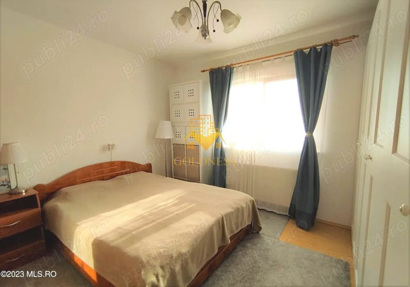 3 camere open space, Modern, Europa, Eugen Ionesco - GOLDNESS Imobiliare vă propune spre închiriere un apartament cu 3 camere open-space complet mobilat și utilat, la parterul inalt al unui imobil de cu 1 etaj + Mansarda, în cartierul Europa, str. Ana Aslan . 

Apartamentul este compartimentat astfel:
 - dormitor cu pat matrimonial, dressing
 - dormitor cu pat single, dressing, comoda
 - living cu bucatarie open-space complet utilată, canapea, loc de servit masa, multe spatii de depozitare.
 - baie cu vana, calorifer port prosop inox și dulap pentru depozitare.

Imobilul este dotat cu toate cele necesare- centrală proprie, mașină de spălat haine, masina de spalat vase, cuptor cu microunde, frigider, plită electrică, hotă, etc. 

Se află în apropierea stațiilor de transport în comun, magazine, restaurante, spații verzi, farmacii, etc. 
Posibilitate de parcare in zona la liber.

Dacă sunteți interesați de acest apartament și doriți să îl vizionați, dar și pentru alte oferte sau detalii nu ezitați să ne contactați telefonic sau prin e-mail. Vă stăm la dispoziție!