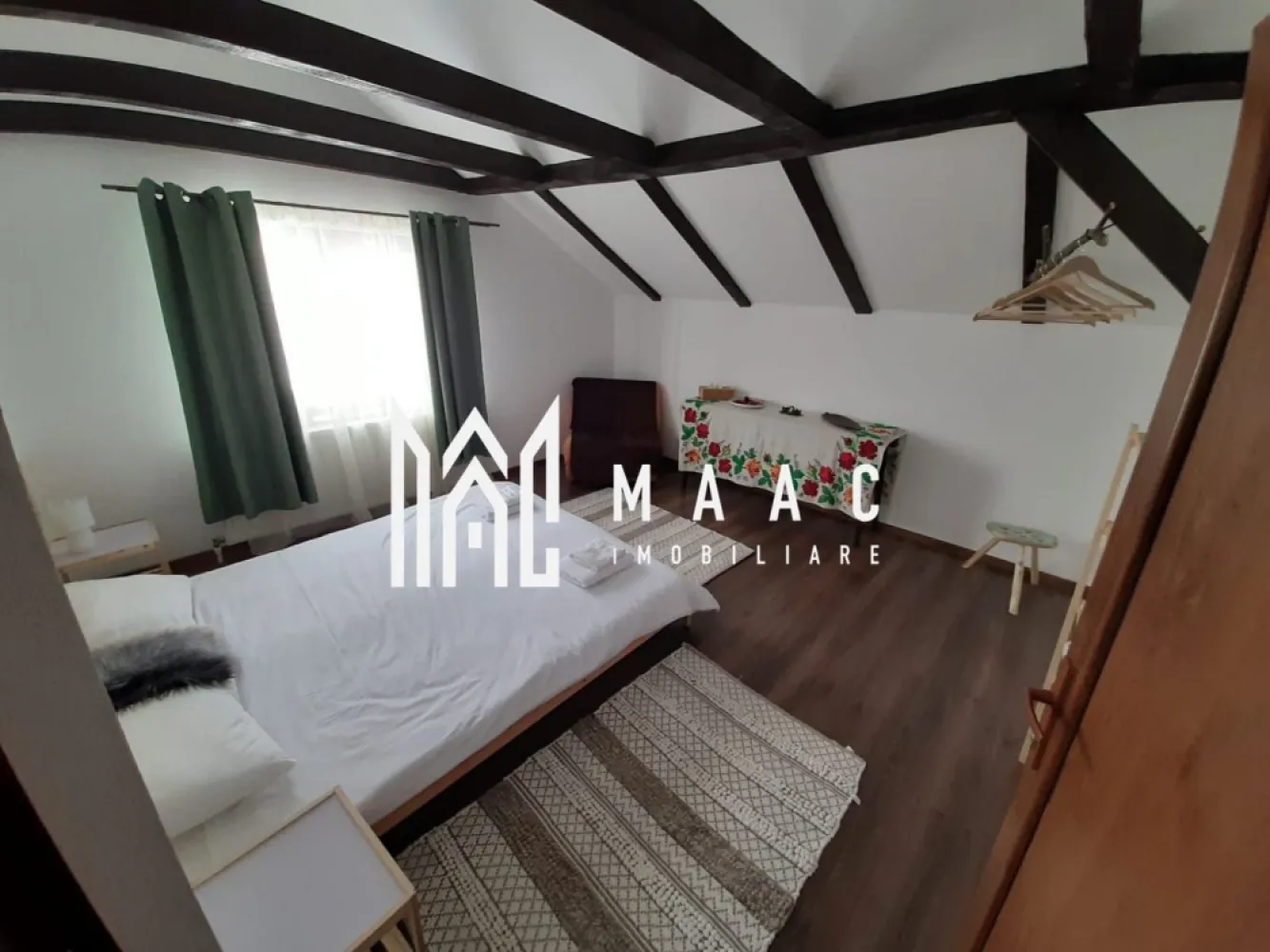 Pensiune I 6 Camere I 240 MPU I 420 Teren I Paltinis - MAAC Imobiliare vă propune spre vânzare o pensiune situată în stațiunea Păltiniș, una dintre cele mai apreciate destinații montane din România, ideală atât pentru investiție, cât și pentru dezvoltarea unei afaceri în turism.

Amplasată într-un cadru natural spectaculos, cu priveliști impresionante către munți, proprietatea oferă confort, intimitate și facilități apreciate de turiști în orice sezon.

Caracteristici generale:

Suprafață utilă: 240 mp;
Regim de înălțime: Parter + Mansardă;
Teren: 420 mp;
Curte amenajată pentru relaxare și activități în aer liber.

Compartimentare:

Parter:

Living generos cu șemineu, perfect pentru serile petrecute la munte;
Bucătărie complet utilată;
Salon de luat masa;
Cameră cu baie proprie;
Baie de serviciu;
Spații de depozitare;
Două terase, dintre care una acoperită, ideale pentru relaxare și socializare.

Mansardă:

5 camere primitoare;
3 băi proprii;
2 balcoane cu vedere panoramică spre munții din împrejurimi.

Dotări și facilități:

Ciubăr exterior încălzit cu lemne;
Centrală termică pe lemne de 45 kW;
Puffer de 1.000 litri;
Apă din foraj propriu;
Bazin de acumulare de 5.000 litri;
Curte amenajată pentru oaspeți;
Spații generoase dedicate relaxării.

Avantaje:

Locație turistică de interes major;
Capacitate excelentă de cazare;
Priveliște panoramică spre munți;
Funcțională și pregătită pentru exploatare;
Potențial ridicat de rentabilitate pe tot parcursul anului;
Ideală pentru activități turistice, team-building-uri, tabere sau evenimente private.

Această proprietate reprezintă o oportunitate rară pentru investitorii care doresc să preia o afacere într-o destinație montană consacrată, aflată la doar câțiva kilometri de Sibiu.

Pentru informații suplimentare sau pentru programarea unei vizionări, contactați-ne și menționați codul de identificare al proprietății ID: CP3161253 .