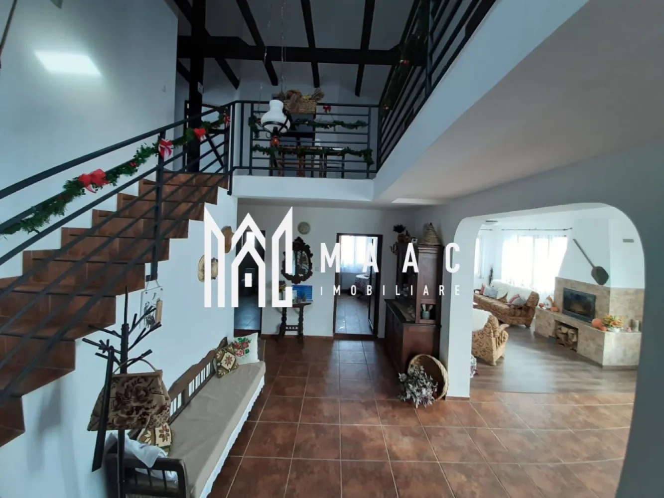 Pensiune I 6 Camere I 240 MPU I 420 Teren I Paltinis - MAAC Imobiliare vă propune spre vânzare o pensiune situată în stațiunea Păltiniș, una dintre cele mai apreciate destinații montane din România, ideală atât pentru investiție, cât și pentru dezvoltarea unei afaceri în turism.

Amplasată într-un cadru natural spectaculos, cu priveliști impresionante către munți, proprietatea oferă confort, intimitate și facilități apreciate de turiști în orice sezon.

Caracteristici generale:

Suprafață utilă: 240 mp;
Regim de înălțime: Parter + Mansardă;
Teren: 420 mp;
Curte amenajată pentru relaxare și activități în aer liber.

Compartimentare:

Parter:

Living generos cu șemineu, perfect pentru serile petrecute la munte;
Bucătărie complet utilată;
Salon de luat masa;
Cameră cu baie proprie;
Baie de serviciu;
Spații de depozitare;
Două terase, dintre care una acoperită, ideale pentru relaxare și socializare.

Mansardă:

5 camere primitoare;
3 băi proprii;
2 balcoane cu vedere panoramică spre munții din împrejurimi.

Dotări și facilități:

Ciubăr exterior încălzit cu lemne;
Centrală termică pe lemne de 45 kW;
Puffer de 1.000 litri;
Apă din foraj propriu;
Bazin de acumulare de 5.000 litri;
Curte amenajată pentru oaspeți;
Spații generoase dedicate relaxării.

Avantaje:

Locație turistică de interes major;
Capacitate excelentă de cazare;
Priveliște panoramică spre munți;
Funcțională și pregătită pentru exploatare;
Potențial ridicat de rentabilitate pe tot parcursul anului;
Ideală pentru activități turistice, team-building-uri, tabere sau evenimente private.

Această proprietate reprezintă o oportunitate rară pentru investitorii care doresc să preia o afacere într-o destinație montană consacrată, aflată la doar câțiva kilometri de Sibiu.

Pentru informații suplimentare sau pentru programarea unei vizionări, contactați-ne și menționați codul de identificare al proprietății ID: CP3161253 .