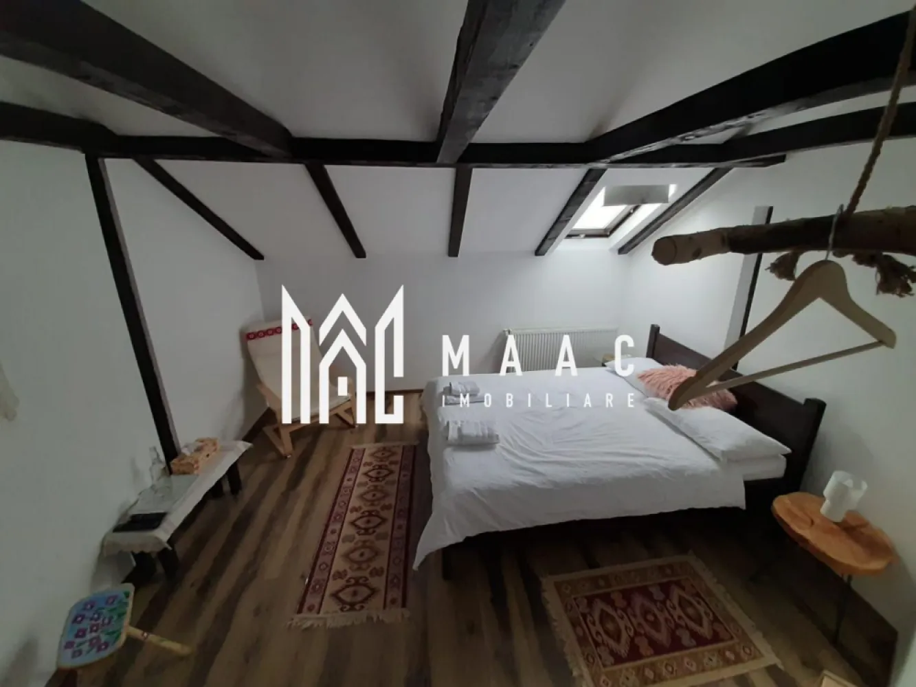 Pensiune I 6 Camere I 240 MPU I 420 Teren I Paltinis - MAAC Imobiliare vă propune spre vânzare o pensiune situată în stațiunea Păltiniș, una dintre cele mai apreciate destinații montane din România, ideală atât pentru investiție, cât și pentru dezvoltarea unei afaceri în turism.

Amplasată într-un cadru natural spectaculos, cu priveliști impresionante către munți, proprietatea oferă confort, intimitate și facilități apreciate de turiști în orice sezon.

Caracteristici generale:

Suprafață utilă: 240 mp;
Regim de înălțime: Parter + Mansardă;
Teren: 420 mp;
Curte amenajată pentru relaxare și activități în aer liber.

Compartimentare:

Parter:

Living generos cu șemineu, perfect pentru serile petrecute la munte;
Bucătărie complet utilată;
Salon de luat masa;
Cameră cu baie proprie;
Baie de serviciu;
Spații de depozitare;
Două terase, dintre care una acoperită, ideale pentru relaxare și socializare.

Mansardă:

5 camere primitoare;
3 băi proprii;
2 balcoane cu vedere panoramică spre munții din împrejurimi.

Dotări și facilități:

Ciubăr exterior încălzit cu lemne;
Centrală termică pe lemne de 45 kW;
Puffer de 1.000 litri;
Apă din foraj propriu;
Bazin de acumulare de 5.000 litri;
Curte amenajată pentru oaspeți;
Spații generoase dedicate relaxării.

Avantaje:

Locație turistică de interes major;
Capacitate excelentă de cazare;
Priveliște panoramică spre munți;
Funcțională și pregătită pentru exploatare;
Potențial ridicat de rentabilitate pe tot parcursul anului;
Ideală pentru activități turistice, team-building-uri, tabere sau evenimente private.

Această proprietate reprezintă o oportunitate rară pentru investitorii care doresc să preia o afacere într-o destinație montană consacrată, aflată la doar câțiva kilometri de Sibiu.

Pentru informații suplimentare sau pentru programarea unei vizionări, contactați-ne și menționați codul de identificare al proprietății ID: CP3161253 .