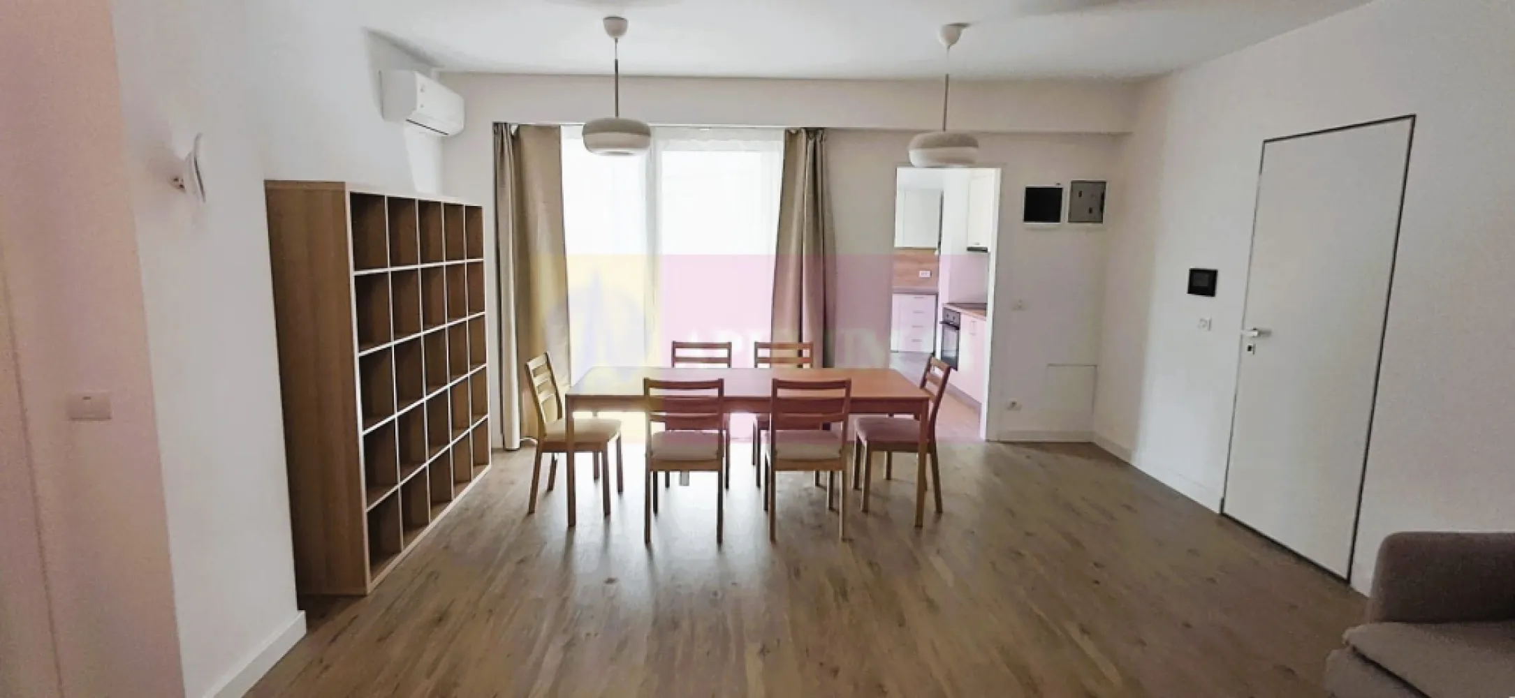 Apartament 4 camere, 104 mp + terasă 16 mp | Cartierul Armenesc - Link video : 
https://www.youtube.com/watch?v=8TIb5Ij0SGA

Apartament cu 4 camere - Licurg 2 Prime Residence, la etajul 1/3. Suprafață utilă de 104,40 mp și terasă de 16,30 mp, însumând 120,70 mp. Imobil ultracentral, situat în zona exclusivistă a cartierului Armenesc, aproape de Piața Universității și Grădina Icoanei. Finisaje de calitate, compartimentare decomandată și lumină naturală din abundență. 
Conditii inchiriere:
Contract minim 24 luni. 1800 euro + TVA lunar. Se achita contravaloarea a doua luni garantie ( returnabila la incheierea perioadei contractuale ). Proprietarii nu accepta animale de companie. 
2 locuri de parcare per apartament. Parcare subterana. Pret per loc de parcare - 150 euro + TVA lunar.
Apartamentul se preda mobilat si utilat.

Licurg 2 Prime Residence este proiect rezidenţial boutique UNIC si impresionant, structurat pe S+P+2+3R, oferind 13 apartamente şi 24 de locuri de parcare subterane.
Proiectul include o selecţie diversă de apartamente cu 3 şi 4 camere , caracterizate prin ferestre ample ce permit luminii naturale să inunde spaţiile largi şi bine organizate. Fiecare apartament beneficiază de balcoane spaţioase, iar locuinţele de la parter oferă grădini private generoase, transformându-se într-o oază de linişte chiar în centrul oraşului.
Contact 0733683453 // adrian@apulum94.ro