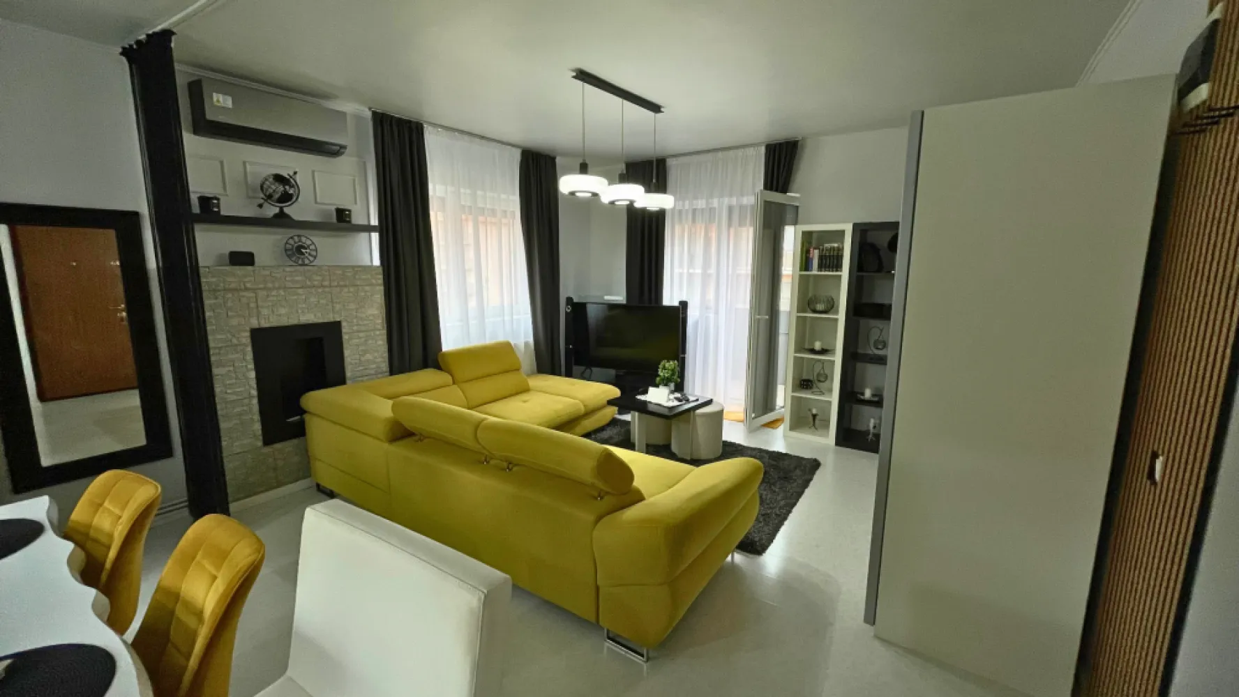 Exclusivitate | Apartament la cheie |✨Comision 0 - Eleganța, confortul și funcționalitatea se îmbină armonios în această proprietate amenajată cu atenție la detalii, situată într-una dintre cele mai liniștite și apreciate zone din Florești.Poziționat pe strada Plopilor, în zona Muzeul Apei, apartamentul beneficiază de un cadru plăcut, cu multă liniște și acces rapid către Cluj-Napoca, într-o zonă cu dezvoltare accelerată, în proximitatea viitorului Spital Regional de Urgență.Situat la etajul 2, apartamentul dispune de 60 mp utili și un balcon de 4 mp, iar orientarea est–vest oferă lumină naturală pe tot parcursul zilei și o atmosferă primitoare. Apartamentul se vinde complet mobilat și utilat, fiind pregătit pentru mutare imediată, fără investiții suplimentare.Compartimentare:• living generos cu bucătărie open-space• dormitor matrimonial• garderobă• 2 băi• balconFinisaje și dotări:• mobilier realizat la comandă, cu accent pe funcționalitate și design• centrală termică proprie• 2 aparate de aer condiționat pentru un confort optim în orice sezon• jaluzele electrice cu acționare prin telecomandă• multiple spații de depozitare integrate inteligent• baie principală dotată cu cadă hidromasaj• șemineu electricFiecare detaliu a fost gândit pentru a oferi confort, eficiență și un ambient plăcut, transformând această proprietate într-o alegere excelentă atât pentru locuință personală, cât și pentru investiție.Loc de parcare exterior inclus în preț.Opțional, se poate achiziționa și un loc de parcare subteran.Preț: 144.000 EUR negociabilComision 0 pentru cumpărător.Se acceptă achiziția și prin credit, iar pentru un proces cât mai simplu și rapid colaborăm cu broker de credite, oferind consultanță 100% gratuită.ID: 90v/1Pentru mai multe detalii sau programarea unei vizionări, echipa Petani Imobiliare vă stă cu drag la dispoziție.0784 878 355