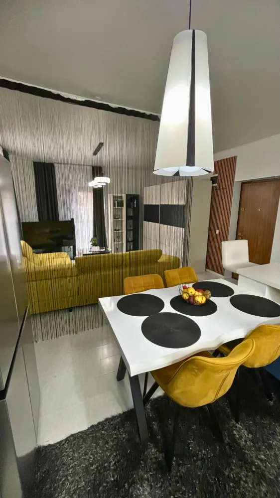 Exclusivitate | Apartament la cheie |✨Comision 0 - Eleganța, confortul și funcționalitatea se îmbină armonios în această proprietate amenajată cu atenție la detalii, situată într-una dintre cele mai liniștite și apreciate zone din Florești.Poziționat pe strada Plopilor, în zona Muzeul Apei, apartamentul beneficiază de un cadru plăcut, cu multă liniște și acces rapid către Cluj-Napoca, într-o zonă cu dezvoltare accelerată, în proximitatea viitorului Spital Regional de Urgență.Situat la etajul 2, apartamentul dispune de 60 mp utili și un balcon de 4 mp, iar orientarea est–vest oferă lumină naturală pe tot parcursul zilei și o atmosferă primitoare. Apartamentul se vinde complet mobilat și utilat, fiind pregătit pentru mutare imediată, fără investiții suplimentare.Compartimentare:• living generos cu bucătărie open-space• dormitor matrimonial• garderobă• 2 băi• balconFinisaje și dotări:• mobilier realizat la comandă, cu accent pe funcționalitate și design• centrală termică proprie• 2 aparate de aer condiționat pentru un confort optim în orice sezon• jaluzele electrice cu acționare prin telecomandă• multiple spații de depozitare integrate inteligent• baie principală dotată cu cadă hidromasaj• șemineu electricFiecare detaliu a fost gândit pentru a oferi confort, eficiență și un ambient plăcut, transformând această proprietate într-o alegere excelentă atât pentru locuință personală, cât și pentru investiție.Loc de parcare exterior inclus în preț.Opțional, se poate achiziționa și un loc de parcare subteran.Preț: 144.000 EUR negociabilComision 0 pentru cumpărător.Se acceptă achiziția și prin credit, iar pentru un proces cât mai simplu și rapid colaborăm cu broker de credite, oferind consultanță 100% gratuită.ID: 90v/1Pentru mai multe detalii sau programarea unei vizionări, echipa Petani Imobiliare vă stă cu drag la dispoziție.0784 878 355