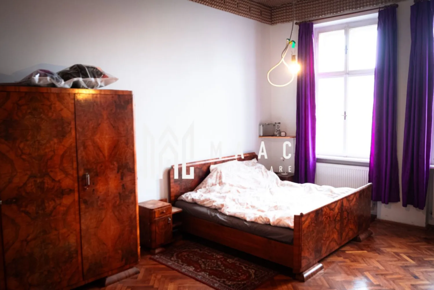 Apartament la Vila | 3 Camere | 150MPU | Parcare privata - MAAC Imobiliare vă propune spre vânzare un apartament spațios situat într-o casă,in zona de Piata Habermann , central , o proprietate rară prin dimensiuni, arhitectură și potențialul pe care îl oferă.

Apartamentul este amplasat la etajul unei case solide din cărămidă, având o suprafață totală de aproximativ 150 mp, cu încăperi foarte generoase și tavane înalte de 3,65 m, caracteristice construcțiilor de calitate. Pereții interiori au o grosime de aproximativ 60 cm, oferind izolație fonică și termică excelentă.

Compartimentare

3 camere foarte spațioase (29 mp, 35 mp și 29 mp)

Bucătărie generoasă – 23 mp

2 băi – fiecare de aproximativ 8 mp

Hol – 8 mp

Terasă – 13 mp

Spații și beneficii suplimentare

Garaj propriu de 20 mp

Intrare separată cu poartă proprie, independentă față de ceilalți vecini

Pivniță compusă din două boxe (19 mp și 14 mp) plus spațiu suplimentar

Pod generos cu suprafață de aproximativ 210 mp (amprenta casei), la care se aplică cota parte aferentă proprietății

Curte și teren

Imobilul este amplasat pe un teren total de 1.327 mp, iar apartamentul beneficiază de o cotă parte de 5/14 din proprietate, aplicabilă la curte, pod și pivniță.

Caracteristici ale construcției

Construcție integrală din cărămidă

Tavane înalte – 3,65 m

Uși interioare din lemn masiv, duble, cu înălțime de aproximativ 2,40 m

Spații mari, luminoase și bine proporționate

Această proprietate se remarcă prin dimensiuni rare pentru un apartament la casă, arhitectură solidă și multiple posibilități de valorificare: locuință de familie, sediu reprezentativ sau investiție imobiliară.

Instalatia electrica, sanitara , gaz schimbate in urma cu 6 ani .

Pentru a înțelege cu adevărat potențialul acestei proprietăți, vă invităm la o vizionare la fața locului, unde pot fi analizate planurile, documentația cadastrală și toate detaliile relevante.

Pentru mai multe informații și programarea unei vizionări, vă rugăm să ne contactați menționând ID: CP2962089