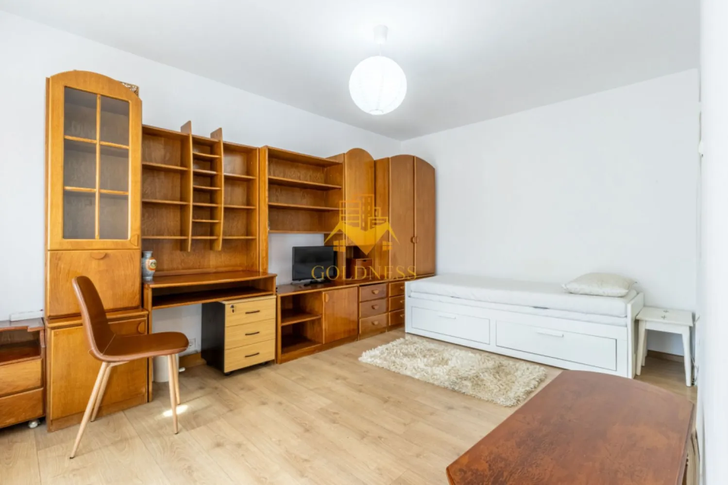 Garsoniera, 25mp+balcon, Manastur str. Almasului Zona Kaufland - GOLDNESS Imobiliare vă propune spre închiriere un apartament cu o camera complet mobilata și utilata, la etajul 3 într-un imobil de 4 etaje, în Cartierul Manastur.
Posibilitate de parcare in zona!
Se află în apropierea stațiilor de transport în comun, magazine, restaurante, spații verzi, farmacii, etc. 

Apartamentul este compartimentat astfel:
 - dormitor cu mat extensibil, spatiu pentru depozitare
 - bucatarie complet mobilata, utilata, loc de luat masa 
 - baie cu cada, calorifer port prosop și dulap pentru depozitare.
 - balcon de 3 mp.

Imobilul este dotat cu toate cele necesare- centrală proprie, frigider, aragaz, hotă, mașină de spălat haine, etc. 

Dacă sunteți interesați de acest apartament și doriți să îl vizionați, dar și pentru alte oferte nu ezitați să ne contactați telefonic sau prin e-mail. Vă stăm la dispoziție!

Pentru intermediere se percepe un comision de 50% din prețul chiriei!