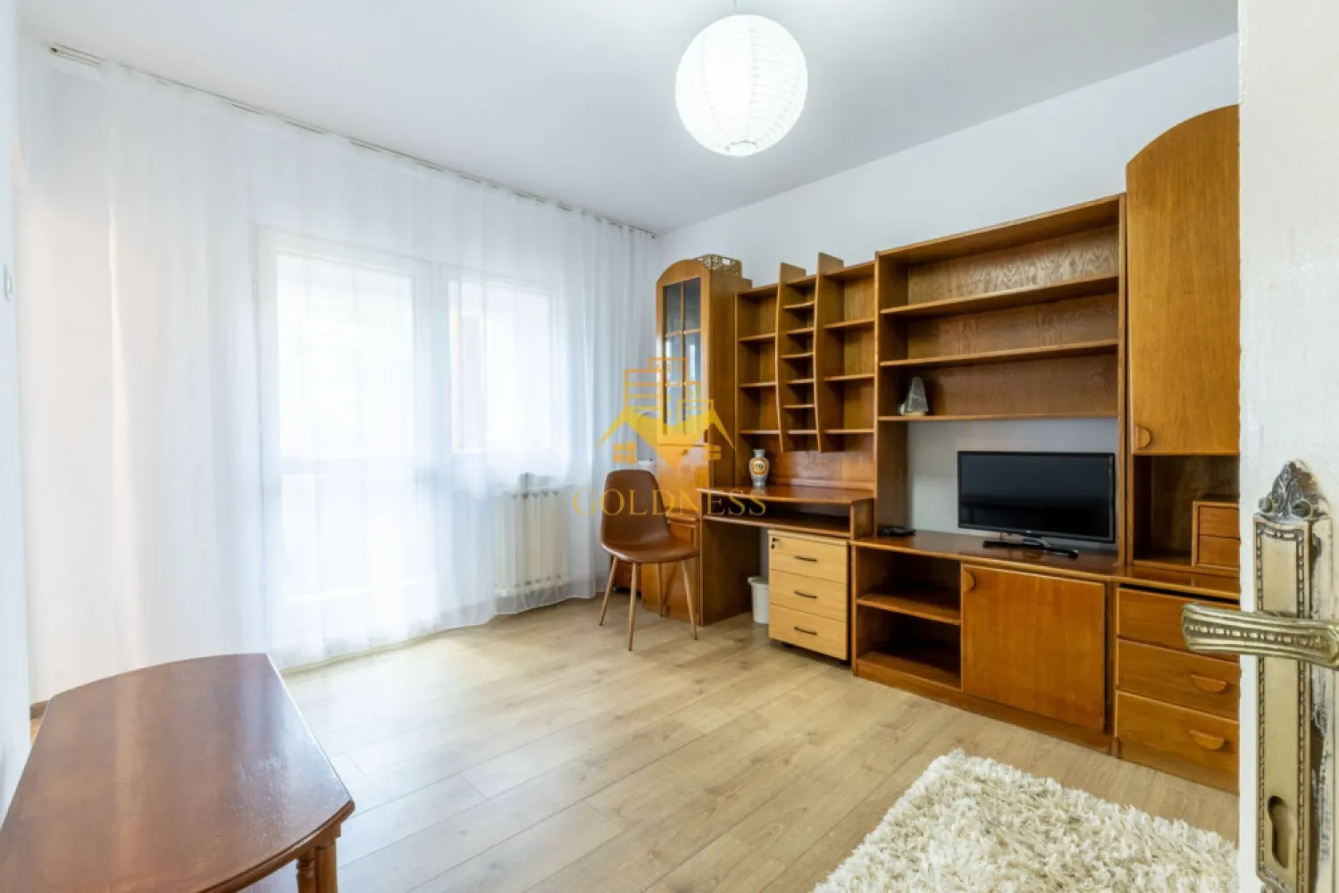 Garsoniera, 25mp+balcon, Manastur str. Almasului Zona Kaufland - GOLDNESS Imobiliare vă propune spre închiriere un apartament cu o camera complet mobilata și utilata, la etajul 3 într-un imobil de 4 etaje, în Cartierul Manastur.
Posibilitate de parcare in zona!
Se află în apropierea stațiilor de transport în comun, magazine, restaurante, spații verzi, farmacii, etc. 

Apartamentul este compartimentat astfel:
 - dormitor cu mat extensibil, spatiu pentru depozitare
 - bucatarie complet mobilata, utilata, loc de luat masa 
 - baie cu cada, calorifer port prosop și dulap pentru depozitare.
 - balcon de 3 mp.

Imobilul este dotat cu toate cele necesare- centrală proprie, frigider, aragaz, hotă, mașină de spălat haine, etc. 

Dacă sunteți interesați de acest apartament și doriți să îl vizionați, dar și pentru alte oferte nu ezitați să ne contactați telefonic sau prin e-mail. Vă stăm la dispoziție!

Pentru intermediere se percepe un comision de 50% din prețul chiriei!