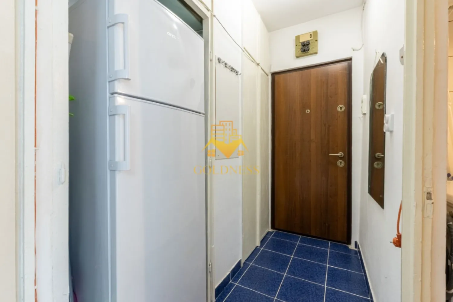 Garsoniera, 25mp+balcon, Manastur str. Almasului Zona Kaufland - GOLDNESS Imobiliare vă propune spre închiriere un apartament cu o camera complet mobilata și utilata, la etajul 3 într-un imobil de 4 etaje, în Cartierul Manastur.
Posibilitate de parcare in zona!
Se află în apropierea stațiilor de transport în comun, magazine, restaurante, spații verzi, farmacii, etc. 

Apartamentul este compartimentat astfel:
 - dormitor cu mat extensibil, spatiu pentru depozitare
 - bucatarie complet mobilata, utilata, loc de luat masa 
 - baie cu cada, calorifer port prosop și dulap pentru depozitare.
 - balcon de 3 mp.

Imobilul este dotat cu toate cele necesare- centrală proprie, frigider, aragaz, hotă, mașină de spălat haine, etc. 

Dacă sunteți interesați de acest apartament și doriți să îl vizionați, dar și pentru alte oferte nu ezitați să ne contactați telefonic sau prin e-mail. Vă stăm la dispoziție!

Pentru intermediere se percepe un comision de 50% din prețul chiriei!