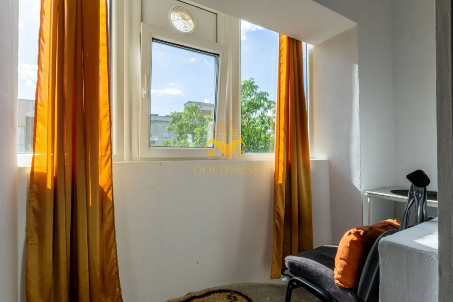 Garsoniera, 25mp+balcon, Manastur str. Almasului Zona Kaufland - GOLDNESS Imobiliare vă propune spre închiriere un apartament cu o camera complet mobilata și utilata, la etajul 3 într-un imobil de 4 etaje, în Cartierul Manastur.
Posibilitate de parcare in zona!
Se află în apropierea stațiilor de transport în comun, magazine, restaurante, spații verzi, farmacii, etc. 

Apartamentul este compartimentat astfel:
 - dormitor cu mat extensibil, spatiu pentru depozitare
 - bucatarie complet mobilata, utilata, loc de luat masa 
 - baie cu cada, calorifer port prosop și dulap pentru depozitare.
 - balcon de 3 mp.

Imobilul este dotat cu toate cele necesare- centrală proprie, frigider, aragaz, hotă, mașină de spălat haine, etc. 

Dacă sunteți interesați de acest apartament și doriți să îl vizionați, dar și pentru alte oferte nu ezitați să ne contactați telefonic sau prin e-mail. Vă stăm la dispoziție!

Pentru intermediere se percepe un comision de 50% din prețul chiriei!