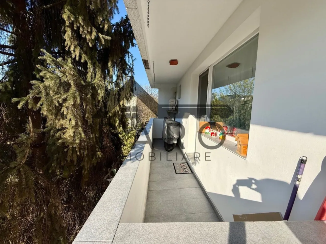 Apartament cu 2 camere in strada Moldovei. - APARTAMENT DEOSEBIT DE VÂNZARE – STRADA MOLDOVEI, TÂRGU MUREȘ ✨🏡

Daro Imobiliare, prin Coman Maria, vă oferă spre vânzare un apartament modern, complet renovat, situat într-una dintre cele mai căutate zone ale cartierului Tudor Vladimirescu – Strada Moldovei.

📍 Situat la etajul 3 din 4, într-un bloc solid din cărămidă, acest apartament beneficiază de o compartimentare practică și de finisaje moderne, fiind pregătit pentru mutare imediată, fără investiții suplimentare.

📐 Suprafață utilă: 52 mp
🌞 Balcon generos: 6 mp

Compartimentare:
✔️ Living spațios și luminos
✔️ Dormitor confortabil
✔️ Bucătărie complet mobilată și utilată
✔️ Baie modernă
✔️ Hol
✔️ Balcon lung, ideal pentru relaxare

🔨 Apartamentul a fost renovat integral:
✅ Instalație electrică schimbată complet
✅ Instalație sanitară schimbată
✅ Finisaje moderne și de calitate
✅ Mobilier și electrocasnice în stare foarte bună
✅ Se vinde complet mobilat și utilat, exact cum se poate vedea în fotografii (la dorința cumpărătorului)

🏢 Bloc din cărămidă, etaj intermediar, poziționare excelentă, aproape de magazine, școli, grădinițe, mijloace de transport în comun și toate facilitățile necesare unui trai confortabil.

💶 Preț: 116.000 Euro

📞 Pentru informații suplimentare și programarea unei vizionări:
Coman Maria – Daro Imobiliare
📱 0749 535 729

💰 Ai nevoie de finanțare?
Coman Maria este și broker de credite autorizat prin Kiwi Finance și te poate ajuta să obții cea mai avantajoasă soluție de creditare de la băncile partenere, fără costuri suplimentare pentru tine.