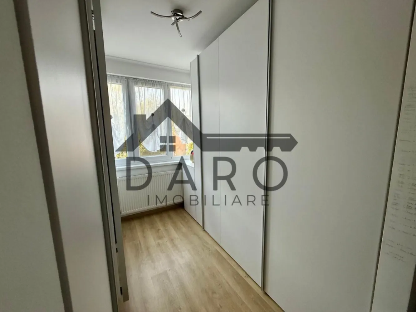 Apartament cu 2 camere in strada Moldovei. - APARTAMENT DEOSEBIT DE VÂNZARE – STRADA MOLDOVEI, TÂRGU MUREȘ ✨🏡

Daro Imobiliare, prin Coman Maria, vă oferă spre vânzare un apartament modern, complet renovat, situat într-una dintre cele mai căutate zone ale cartierului Tudor Vladimirescu – Strada Moldovei.

📍 Situat la etajul 3 din 4, într-un bloc solid din cărămidă, acest apartament beneficiază de o compartimentare practică și de finisaje moderne, fiind pregătit pentru mutare imediată, fără investiții suplimentare.

📐 Suprafață utilă: 52 mp
🌞 Balcon generos: 6 mp

Compartimentare:
✔️ Living spațios și luminos
✔️ Dormitor confortabil
✔️ Bucătărie complet mobilată și utilată
✔️ Baie modernă
✔️ Hol
✔️ Balcon lung, ideal pentru relaxare

🔨 Apartamentul a fost renovat integral:
✅ Instalație electrică schimbată complet
✅ Instalație sanitară schimbată
✅ Finisaje moderne și de calitate
✅ Mobilier și electrocasnice în stare foarte bună
✅ Se vinde complet mobilat și utilat, exact cum se poate vedea în fotografii (la dorința cumpărătorului)

🏢 Bloc din cărămidă, etaj intermediar, poziționare excelentă, aproape de magazine, școli, grădinițe, mijloace de transport în comun și toate facilitățile necesare unui trai confortabil.

💶 Preț: 116.000 Euro

📞 Pentru informații suplimentare și programarea unei vizionări:
Coman Maria – Daro Imobiliare
📱 0749 535 729

💰 Ai nevoie de finanțare?
Coman Maria este și broker de credite autorizat prin Kiwi Finance și te poate ajuta să obții cea mai avantajoasă soluție de creditare de la băncile partenere, fără costuri suplimentare pentru tine.