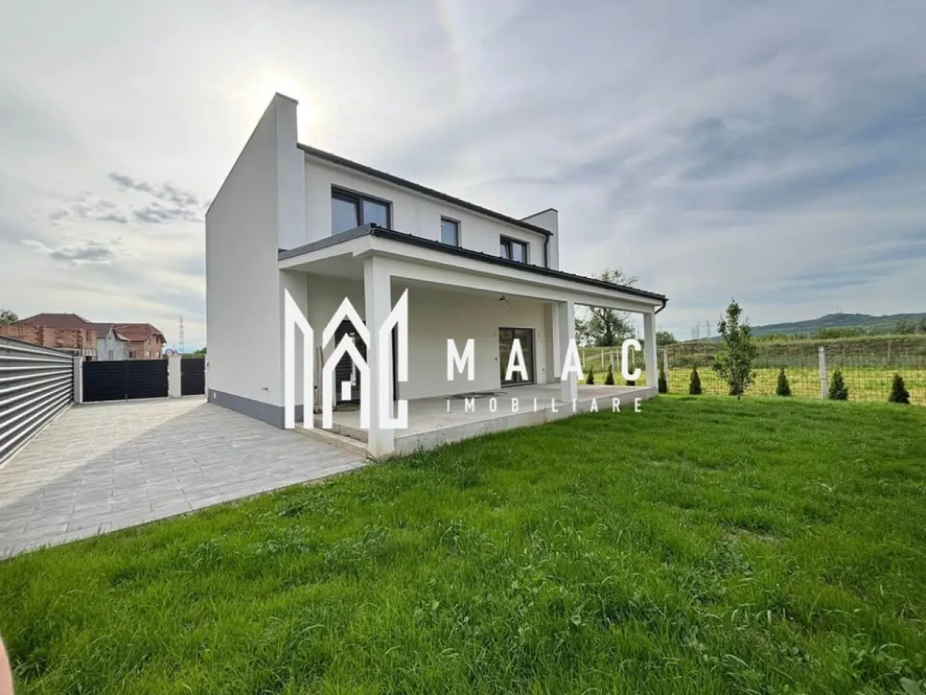 Casa Individuala I 4 camere I 350 MP Teren I Bungard - MAAC Imobiliare vă propune spre vânzare o casă individuală nouă, situată în Bungard, la doar 15 minute de centrul Sibiului.

Proprietatea este amplasată pe un teren de 350 mp și oferă o suprafață generoasă, fiind ideală pentru o familie care își dorește confort, spațiu și liniște.

Compartimentare și dotări:

4 camere luminoase și bine compartimentate;
3 băi;
Balcon;
Terasă acoperită de 40 mp;
Încălzire în pardoseală atât la parter, cât și la etaj;
Centrală termică pe gaz;
Tâmplărie PVC Salamander cu 3 foi de sticlă;
Izolație exterioară cu polistiren de 15 cm;
Construcție din cărămidă, regim de înălțime P+1.

Utilități disponibile:

Apă curentă;
Canalizare;
Energie electrică;
Gaz;
Internet și cablu TV.

Exterior:

Curte amenajată cu dale și spațiu verde;
2 locuri de parcare;
Acces direct din drum asfaltat.

Dacă sunteți în căutarea unei locuințe noi, bine construite și amplasate într-o zonă cu acces facil către oraș, această proprietate merită vizionată.

Pentru mai multe detalii sau pentru programarea unei vizionări, vă stăm cu drag la dispoziție. Cod anunț CP3089203 .Contactați-ne pentru o vizionare și pentru informații suplimentare.