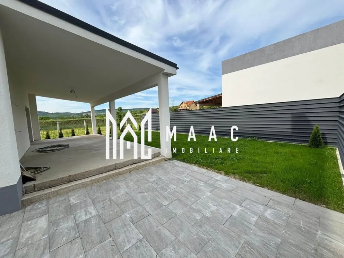 Casa Individuala I 4 camere I 350 MP Teren I Bungard - MAAC Imobiliare vă propune spre vânzare o casă individuală nouă, situată în Bungard, la doar 15 minute de centrul Sibiului.

Proprietatea este amplasată pe un teren de 350 mp și oferă o suprafață generoasă, fiind ideală pentru o familie care își dorește confort, spațiu și liniște.

Compartimentare și dotări:

4 camere luminoase și bine compartimentate;
3 băi;
Balcon;
Terasă acoperită de 40 mp;
Încălzire în pardoseală atât la parter, cât și la etaj;
Centrală termică pe gaz;
Tâmplărie PVC Salamander cu 3 foi de sticlă;
Izolație exterioară cu polistiren de 15 cm;
Construcție din cărămidă, regim de înălțime P+1.

Utilități disponibile:

Apă curentă;
Canalizare;
Energie electrică;
Gaz;
Internet și cablu TV.

Exterior:

Curte amenajată cu dale și spațiu verde;
2 locuri de parcare;
Acces direct din drum asfaltat.

Dacă sunteți în căutarea unei locuințe noi, bine construite și amplasate într-o zonă cu acces facil către oraș, această proprietate merită vizionată.

Pentru mai multe detalii sau pentru programarea unei vizionări, vă stăm cu drag la dispoziție. Cod anunț CP3089203 .Contactați-ne pentru o vizionare și pentru informații suplimentare.
