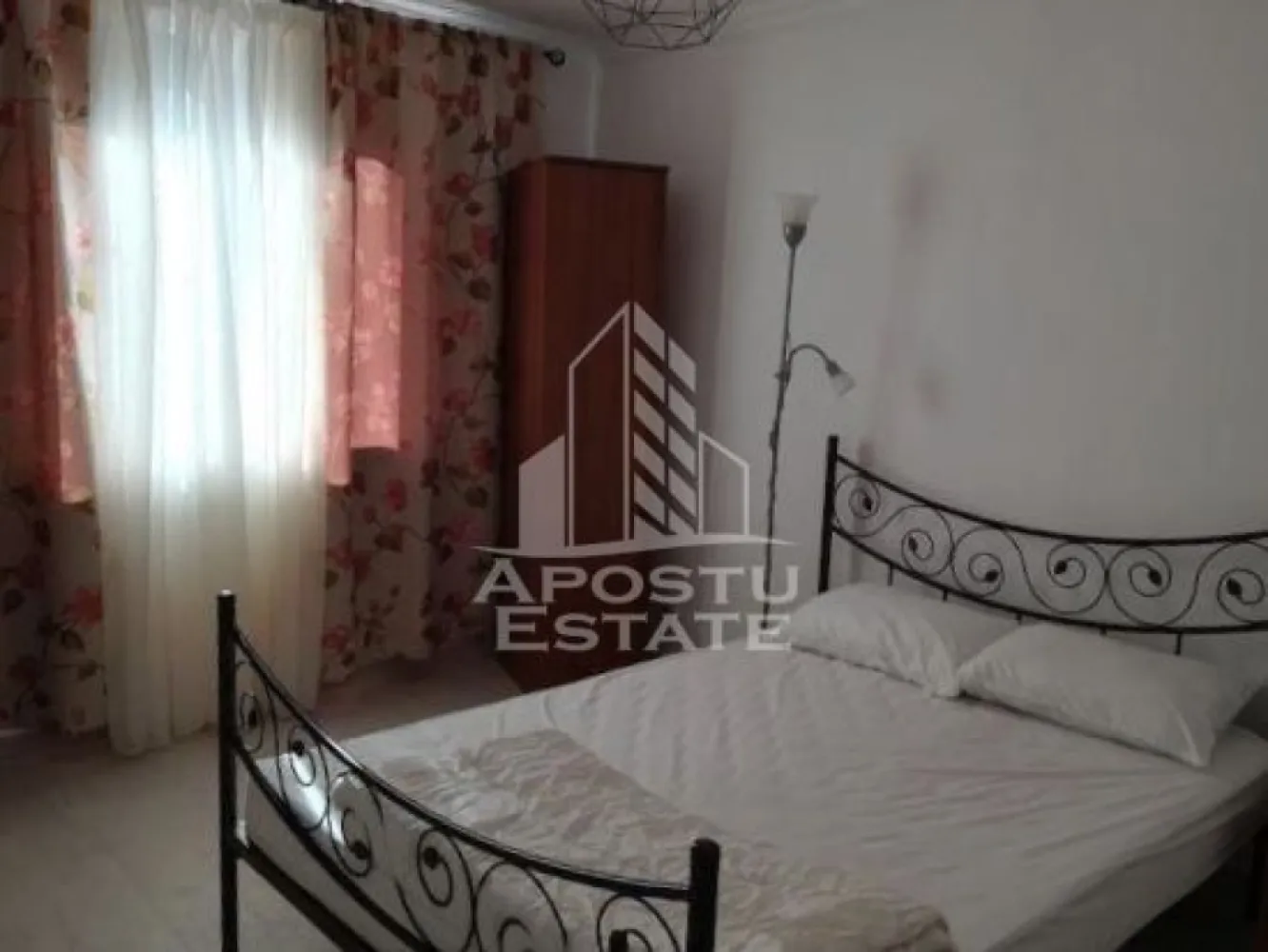 Apartament cu 3 camere,decomandat,Dumbravita Decathlon - Apostu Estate va ofera spre inchirere un aprtament cu 3 camere,in Dumbravita,in apropiere de Decathlon.

Apartamentul este disponibil la etajul al doilea,cu o suprafata utila de 60 mp.

Confortul termic se realizeaza cu ajutorul centralei termice,incalzirea este in pardoseala.

Compartimentare:

-hol.

-living.

- bucatarie.

-doua dormitoare.

-baie.

-terasa.

Apartamentul este complet mobilat si utilat,un loc de parcare inclus.

Imobilul se afla intr-o zona linistita foarte aproape de Universitatea de stiinte agricole,Universitatea veterinara,Auchan Nord,mijloace de transport in comun .

Se accepta un catel de talie mica.

Disponibil imediat! 

Va asteptam cu drag la o vizinoare !!!