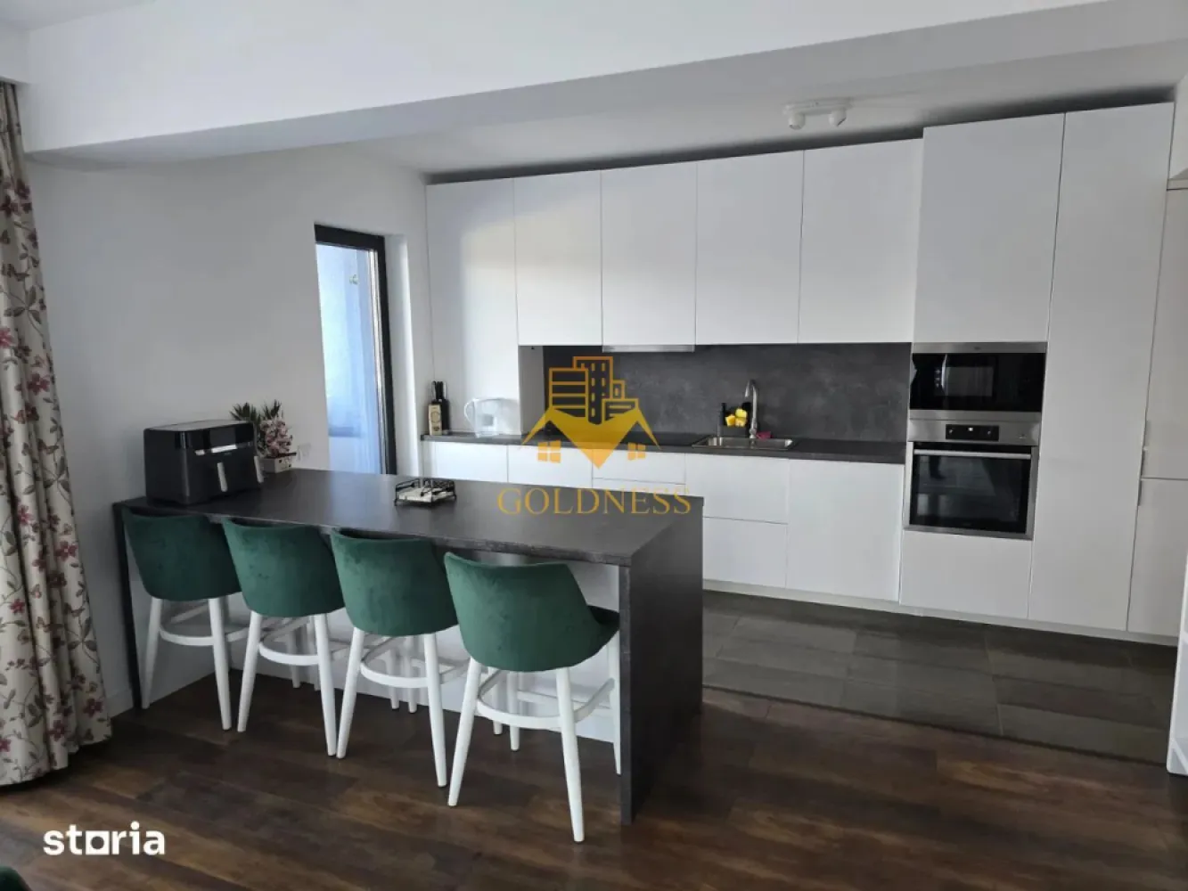 3 Camere Openspace, Wings, UMF, UTCN, Observatorului, Lidl,Premium. - GOLDNESS Imobiliare vă propune spre închiriere un apartament cu 3 camere complet mobilat și utilat, la etajul 5 într-un imobil de 15 etaje, în Cartierul Zorilor!
Parcare subterana inclusa!
Se află în apropierea stațiilor de transport în comun, magazine, restaurante, spații verzi, farmacii, etc. 

Apartamentul este compartimentat astfel:
 - dormitor cu pat matrimonial, dressing, noptiere
 -dormitorul secundar este configurat momentan ca spațiu de birou, la solicitarea foștilor chiriași. La cerere, proprietarul poate monta un pat, astfel încât încăperea să fie utilizată ca dormitor.
 - living cu bucatarie open space complet utilată și mobilată, canapea extensibilă, loc de servit masa 
 - baie cu cabina de dus, calorifer port prosop și dulap pentru depozitare.
 - baie cu cada, calorifer port prosop și dulap pentru depozitare.
 - terasa de 32 mp.
 Dotari premium:
 Încălzire prin pardoseală cu controlul temperaturii de la distanță
 Centrală termică pe gaz
 Electrocasnice AEG:
 Frigider + Congelator
 Mașină de spălat vase
 Cuptor electric
 Cuptor cu microunde
 Plită cu inducție
 Mașină de spălat LG
 1 TV

Imobilul este dotat cu toate cele necesare- centrală proprie, frigider, aragaz, hotă, mașină de spălat haine, etc. 
Garantia pentru inchirierea apartamentului este de 1800E!

Dacă sunteți interesați de acest apartament și doriți să îl vizionați, dar și pentru alte oferte nu ezitați să ne contactați telefonic sau prin e-mail. Vă stăm la dispoziție!
Pentru intermediere se percepe un comision de 50% din prețul chiriei!