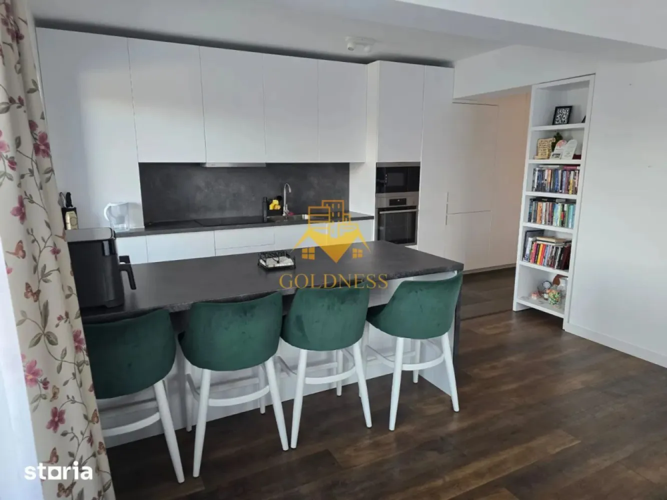 3 Camere Openspace, Wings, UMF, UTCN, Observatorului, Lidl,Premium. - GOLDNESS Imobiliare vă propune spre închiriere un apartament cu 3 camere complet mobilat și utilat, la etajul 5 într-un imobil de 15 etaje, în Cartierul Zorilor!
Parcare subterana inclusa!
Se află în apropierea stațiilor de transport în comun, magazine, restaurante, spații verzi, farmacii, etc. 

Apartamentul este compartimentat astfel:
 - dormitor cu pat matrimonial, dressing, noptiere
 -dormitorul secundar este configurat momentan ca spațiu de birou, la solicitarea foștilor chiriași. La cerere, proprietarul poate monta un pat, astfel încât încăperea să fie utilizată ca dormitor.
 - living cu bucatarie open space complet utilată și mobilată, canapea extensibilă, loc de servit masa 
 - baie cu cabina de dus, calorifer port prosop și dulap pentru depozitare.
 - baie cu cada, calorifer port prosop și dulap pentru depozitare.
 - terasa de 32 mp.
 Dotari premium:
 Încălzire prin pardoseală cu controlul temperaturii de la distanță
 Centrală termică pe gaz
 Electrocasnice AEG:
 Frigider + Congelator
 Mașină de spălat vase
 Cuptor electric
 Cuptor cu microunde
 Plită cu inducție
 Mașină de spălat LG
 1 TV

Imobilul este dotat cu toate cele necesare- centrală proprie, frigider, aragaz, hotă, mașină de spălat haine, etc. 
Garantia pentru inchirierea apartamentului este de 1800E!

Dacă sunteți interesați de acest apartament și doriți să îl vizionați, dar și pentru alte oferte nu ezitați să ne contactați telefonic sau prin e-mail. Vă stăm la dispoziție!
Pentru intermediere se percepe un comision de 50% din prețul chiriei!
