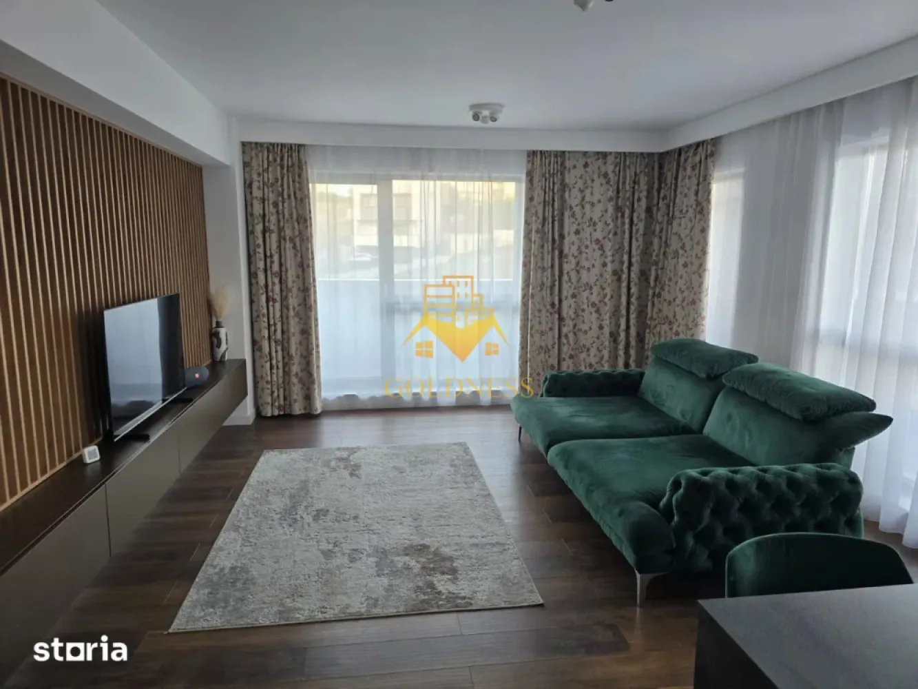 3 Camere Openspace, Wings, UMF, UTCN, Observatorului, Lidl,Premium. - GOLDNESS Imobiliare vă propune spre închiriere un apartament cu 3 camere complet mobilat și utilat, la etajul 5 într-un imobil de 15 etaje, în Cartierul Zorilor!
Parcare subterana inclusa!
Se află în apropierea stațiilor de transport în comun, magazine, restaurante, spații verzi, farmacii, etc. 

Apartamentul este compartimentat astfel:
 - dormitor cu pat matrimonial, dressing, noptiere
 -dormitorul secundar este configurat momentan ca spațiu de birou, la solicitarea foștilor chiriași. La cerere, proprietarul poate monta un pat, astfel încât încăperea să fie utilizată ca dormitor.
 - living cu bucatarie open space complet utilată și mobilată, canapea extensibilă, loc de servit masa 
 - baie cu cabina de dus, calorifer port prosop și dulap pentru depozitare.
 - baie cu cada, calorifer port prosop și dulap pentru depozitare.
 - terasa de 32 mp.
 Dotari premium:
 Încălzire prin pardoseală cu controlul temperaturii de la distanță
 Centrală termică pe gaz
 Electrocasnice AEG:
 Frigider + Congelator
 Mașină de spălat vase
 Cuptor electric
 Cuptor cu microunde
 Plită cu inducție
 Mașină de spălat LG
 1 TV

Imobilul este dotat cu toate cele necesare- centrală proprie, frigider, aragaz, hotă, mașină de spălat haine, etc. 
Garantia pentru inchirierea apartamentului este de 1800E!

Dacă sunteți interesați de acest apartament și doriți să îl vizionați, dar și pentru alte oferte nu ezitați să ne contactați telefonic sau prin e-mail. Vă stăm la dispoziție!
Pentru intermediere se percepe un comision de 50% din prețul chiriei!