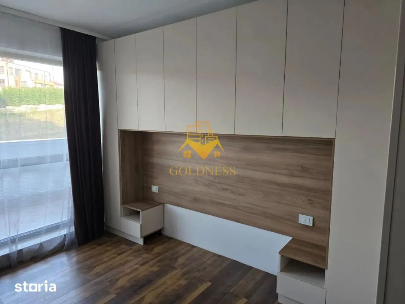 3 Camere Openspace, Wings, UMF, UTCN, Observatorului, Lidl,Premium. - GOLDNESS Imobiliare vă propune spre închiriere un apartament cu 3 camere complet mobilat și utilat, la etajul 5 într-un imobil de 15 etaje, în Cartierul Zorilor!
Parcare subterana inclusa!
Se află în apropierea stațiilor de transport în comun, magazine, restaurante, spații verzi, farmacii, etc. 

Apartamentul este compartimentat astfel:
 - dormitor cu pat matrimonial, dressing, noptiere
 -dormitorul secundar este configurat momentan ca spațiu de birou, la solicitarea foștilor chiriași. La cerere, proprietarul poate monta un pat, astfel încât încăperea să fie utilizată ca dormitor.
 - living cu bucatarie open space complet utilată și mobilată, canapea extensibilă, loc de servit masa 
 - baie cu cabina de dus, calorifer port prosop și dulap pentru depozitare.
 - baie cu cada, calorifer port prosop și dulap pentru depozitare.
 - terasa de 32 mp.
 Dotari premium:
 Încălzire prin pardoseală cu controlul temperaturii de la distanță
 Centrală termică pe gaz
 Electrocasnice AEG:
 Frigider + Congelator
 Mașină de spălat vase
 Cuptor electric
 Cuptor cu microunde
 Plită cu inducție
 Mașină de spălat LG
 1 TV

Imobilul este dotat cu toate cele necesare- centrală proprie, frigider, aragaz, hotă, mașină de spălat haine, etc. 
Garantia pentru inchirierea apartamentului este de 1800E!

Dacă sunteți interesați de acest apartament și doriți să îl vizionați, dar și pentru alte oferte nu ezitați să ne contactați telefonic sau prin e-mail. Vă stăm la dispoziție!
Pentru intermediere se percepe un comision de 50% din prețul chiriei!