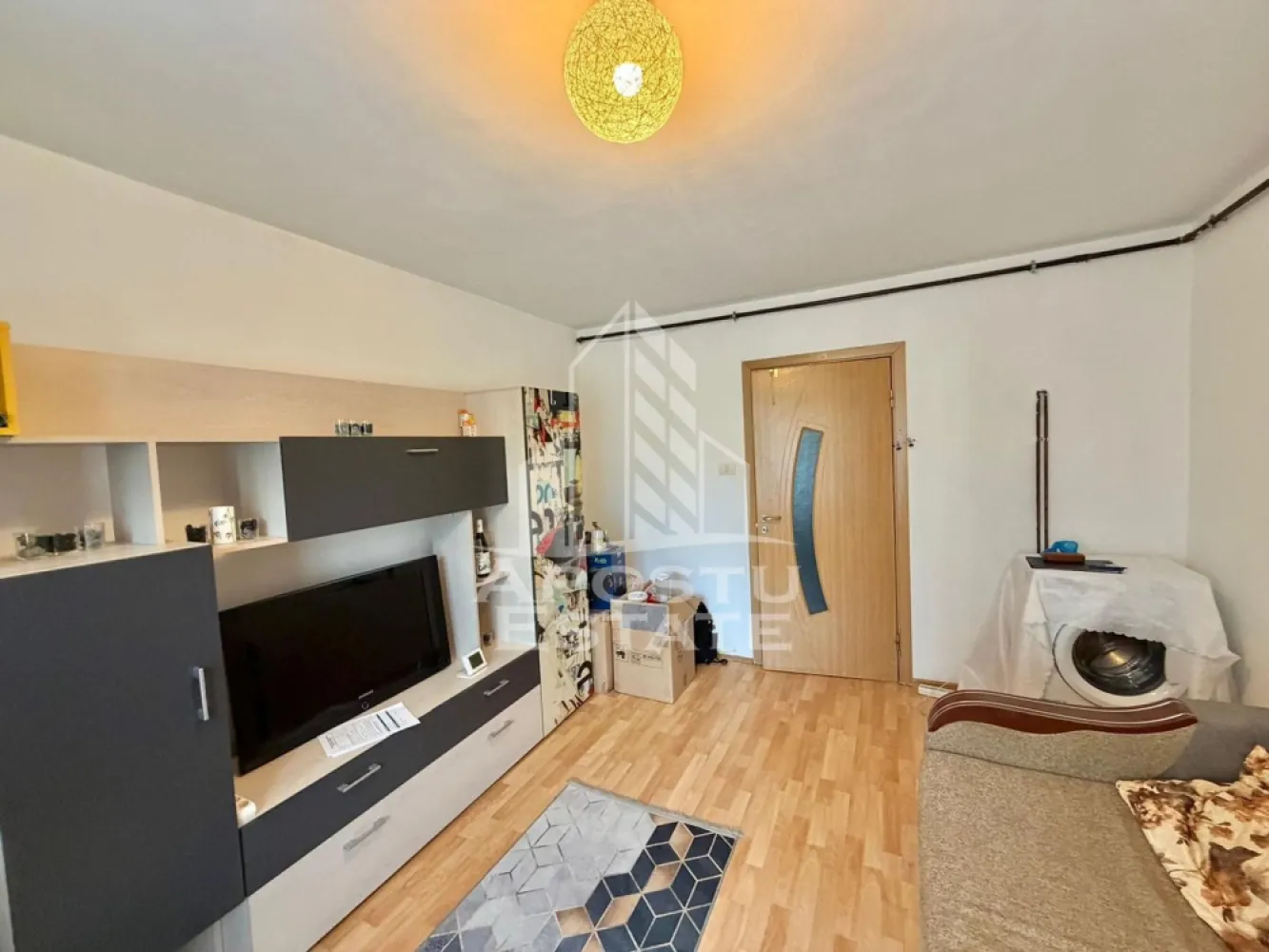 Garsoniera de inchiriat, petfriendly, zona Garii, Timisoara - Agentia imobiliara APOSTU ESTATE va propune spre inchiriere o garsoniera de 23 mp , situata in zona Garii pe Splaiul Nicolae Titulescu, Timisoara
Suprafata utila: 23 mp
Etaj: 1

Compartimentare eficienta:
-Bucatarie deschisa, mobilata si partial utilata
-Spatii pentru depozitare

Confort si facilitati:
-Plita electrica, frigider, masina de spalat rufe, cuptor cu microunde
-Se accepta animale de companie de catre proprietar

Ideala pentru:
-Cupluri
-Persoane singure

Pret chirie: 2700 EUR
Disponibilitate: Imediata
Programeaza o vizionare pentru a-ti putea imagina viitorul aici!
ID intern: CP3175027