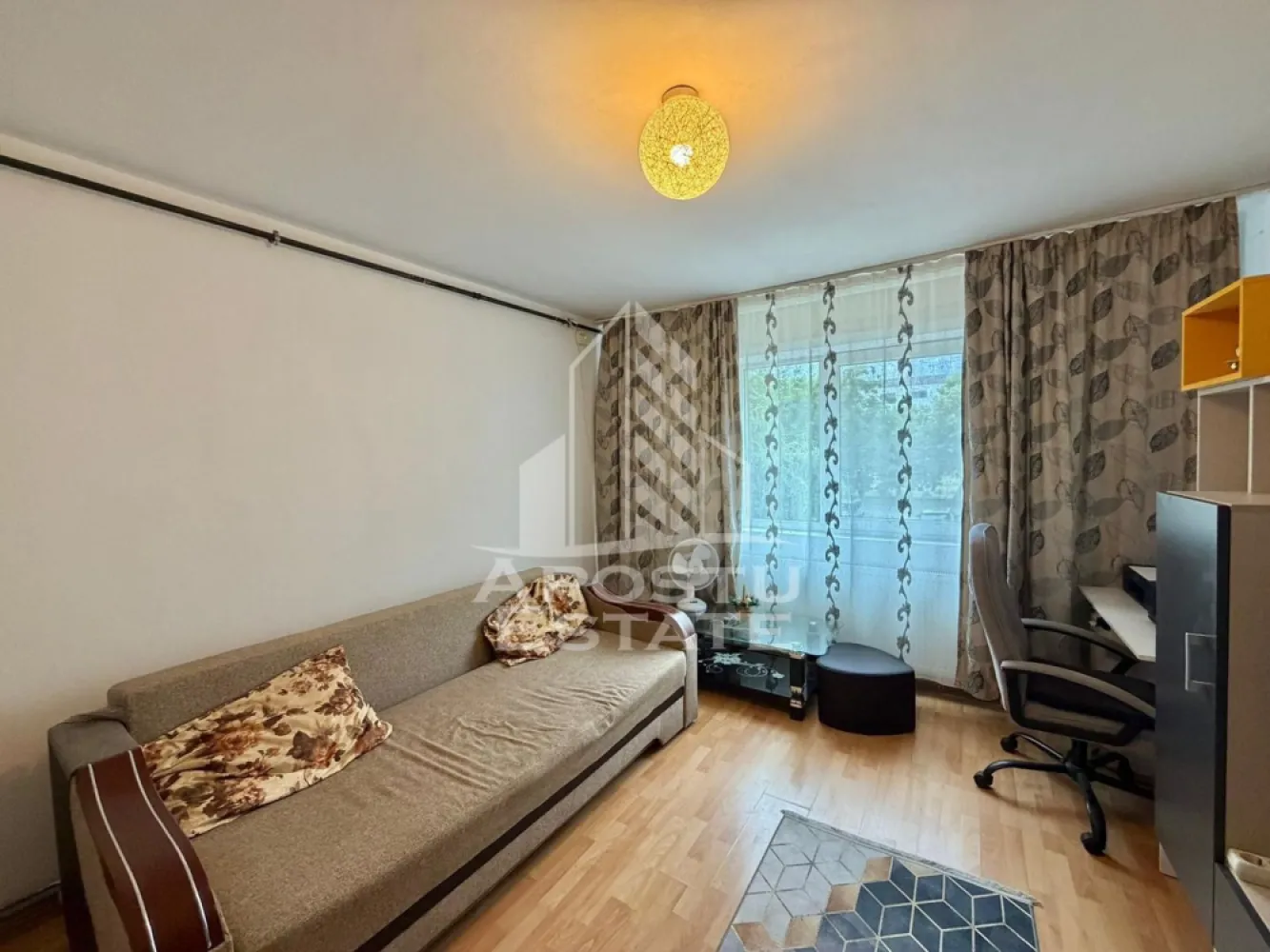 Garsoniera de inchiriat, petfriendly, zona Garii, Timisoara - Agentia imobiliara APOSTU ESTATE va propune spre inchiriere o garsoniera de 23 mp , situata in zona Garii pe Splaiul Nicolae Titulescu, Timisoara
Suprafata utila: 23 mp
Etaj: 1

Compartimentare eficienta:
-Bucatarie deschisa, mobilata si partial utilata
-Spatii pentru depozitare

Confort si facilitati:
-Plita electrica, frigider, masina de spalat rufe, cuptor cu microunde
-Se accepta animale de companie de catre proprietar

Ideala pentru:
-Cupluri
-Persoane singure

Pret chirie: 2700 EUR
Disponibilitate: Imediata
Programeaza o vizionare pentru a-ti putea imagina viitorul aici!
ID intern: CP3175027