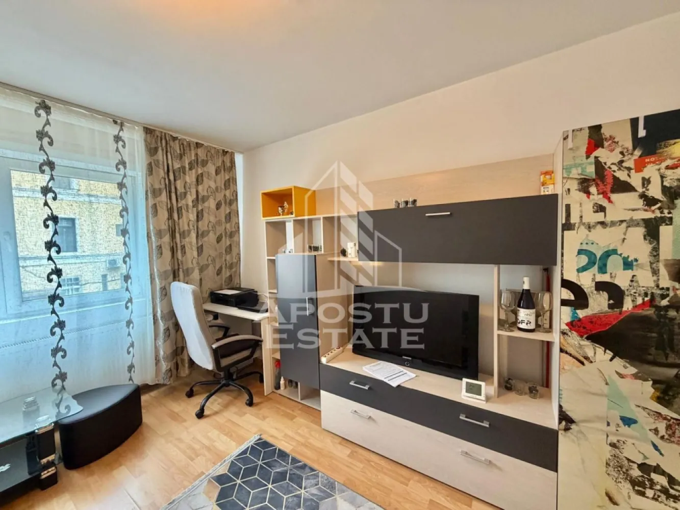 Garsoniera de inchiriat, petfriendly, zona Garii, Timisoara - Agentia imobiliara APOSTU ESTATE va propune spre inchiriere o garsoniera de 23 mp , situata in zona Garii pe Splaiul Nicolae Titulescu, Timisoara
Suprafata utila: 23 mp
Etaj: 1

Compartimentare eficienta:
-Bucatarie deschisa, mobilata si partial utilata
-Spatii pentru depozitare

Confort si facilitati:
-Plita electrica, frigider, masina de spalat rufe, cuptor cu microunde
-Se accepta animale de companie de catre proprietar

Ideala pentru:
-Cupluri
-Persoane singure

Pret chirie: 2700 EUR
Disponibilitate: Imediata
Programeaza o vizionare pentru a-ti putea imagina viitorul aici!
ID intern: CP3175027