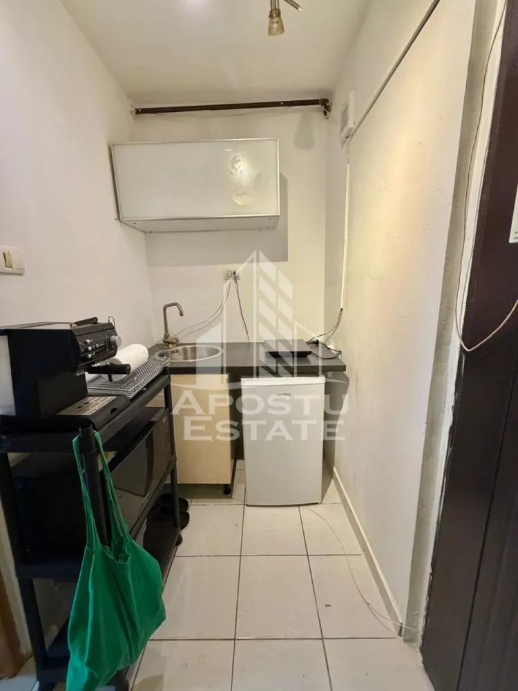 Garsoniera de inchiriat, petfriendly, zona Garii, Timisoara - Agentia imobiliara APOSTU ESTATE va propune spre inchiriere o garsoniera de 23 mp , situata in zona Garii pe Splaiul Nicolae Titulescu, Timisoara
Suprafata utila: 23 mp
Etaj: 1

Compartimentare eficienta:
-Bucatarie deschisa, mobilata si partial utilata
-Spatii pentru depozitare

Confort si facilitati:
-Plita electrica, frigider, masina de spalat rufe, cuptor cu microunde
-Se accepta animale de companie de catre proprietar

Ideala pentru:
-Cupluri
-Persoane singure

Pret chirie: 2700 EUR
Disponibilitate: Imediata
Programeaza o vizionare pentru a-ti putea imagina viitorul aici!
ID intern: CP3175027