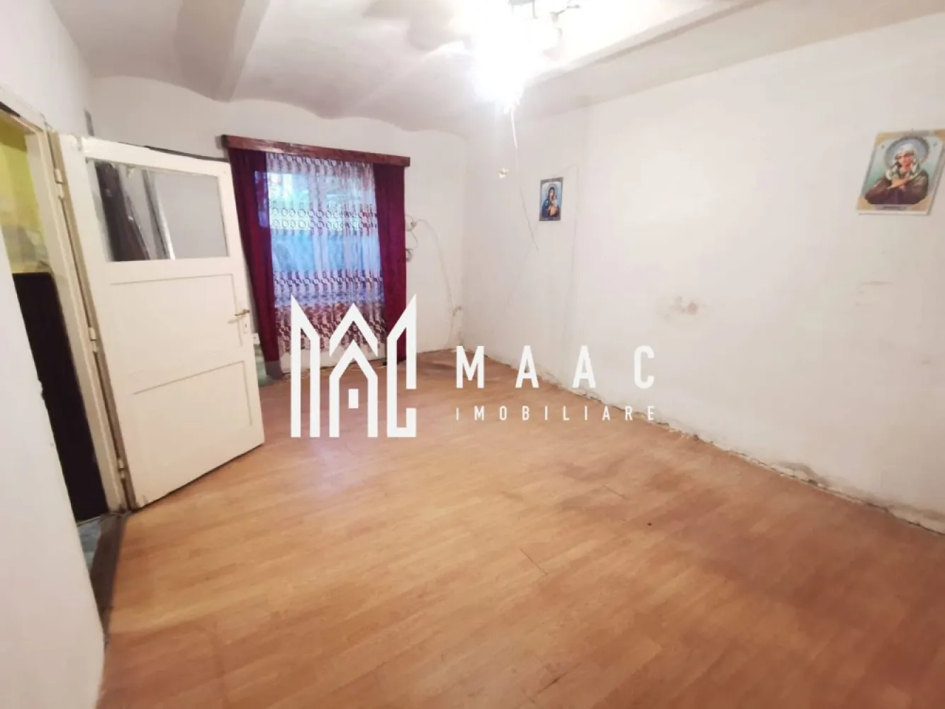 Apartament I 4 Camere I 60 MPU I Zona Ultracentrală - MAAC Imobiliare vă propune spre vânzare o proprietate cu un potențial investițional deosebit, amplasată în zona Ultracentrală a Sibiului, la doar 2 minute de mers pe jos de Centrul Vechi.

Imobilul este situat la demisol și dispune de o suprafață utilă totală de 60 mp, fiind compartimentat în două unități distincte, fiecare compusă din câte 2 camere. În prezent, acestea beneficiază de o baie comună, însă configurația permite numeroase posibilități de recompartimentare și modernizare.

Proprietatea include și 3 pivnițe generoase, ideale pentru spații de depozitare, amenajarea unor camere tehnice sau alte proiecte complementare.

Un avantaj rar întâlnit în această zonă este curtea comună cu acces auto, oferind un plus de confort și funcționalitate.

Caracteristici principale:

Suprafață utilă: 60 mp
4 camere
Compartimentare în două unități independente
3 pivnițe incluse
Baie comună
Geamuri termopan montate
Curte comună cu acces auto
Zonă Ultracentrală 
Necesită renovare completă
Pentru mai multe informații și programarea unei vizionări, echipa MAAC Imobiliare vă stă la dispoziție.CP3106337