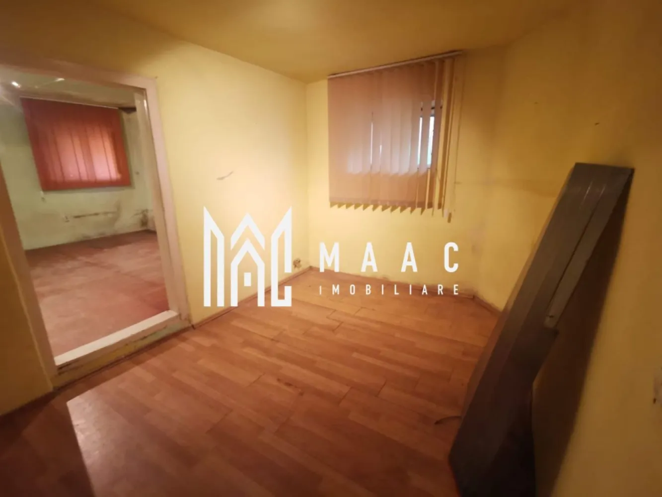 Apartament I 4 Camere I 60 MPU I Zona Ultracentrală - MAAC Imobiliare vă propune spre vânzare o proprietate cu un potențial investițional deosebit, amplasată în zona Ultracentrală a Sibiului, la doar 2 minute de mers pe jos de Centrul Vechi.

Imobilul este situat la demisol și dispune de o suprafață utilă totală de 60 mp, fiind compartimentat în două unități distincte, fiecare compusă din câte 2 camere. În prezent, acestea beneficiază de o baie comună, însă configurația permite numeroase posibilități de recompartimentare și modernizare.

Proprietatea include și 3 pivnițe generoase, ideale pentru spații de depozitare, amenajarea unor camere tehnice sau alte proiecte complementare.

Un avantaj rar întâlnit în această zonă este curtea comună cu acces auto, oferind un plus de confort și funcționalitate.

Caracteristici principale:

Suprafață utilă: 60 mp
4 camere
Compartimentare în două unități independente
3 pivnițe incluse
Baie comună
Geamuri termopan montate
Curte comună cu acces auto
Zonă Ultracentrală 
Necesită renovare completă
Pentru mai multe informații și programarea unei vizionări, echipa MAAC Imobiliare vă stă la dispoziție.CP3106337