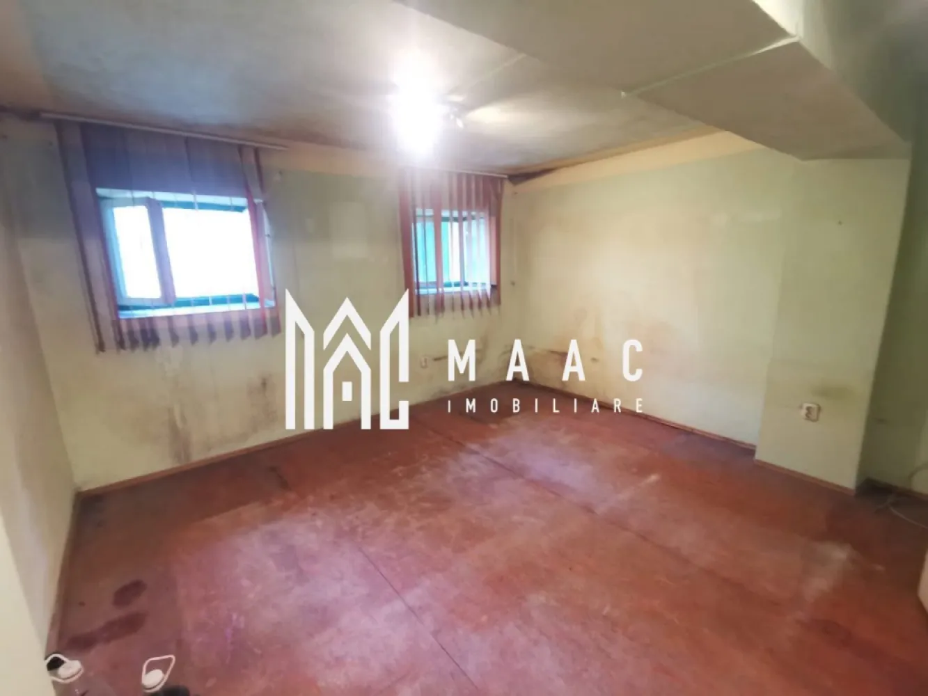 Apartament I 4 Camere I 60 MPU I Zona Ultracentrală - MAAC Imobiliare vă propune spre vânzare o proprietate cu un potențial investițional deosebit, amplasată în zona Ultracentrală a Sibiului, la doar 2 minute de mers pe jos de Centrul Vechi.

Imobilul este situat la demisol și dispune de o suprafață utilă totală de 60 mp, fiind compartimentat în două unități distincte, fiecare compusă din câte 2 camere. În prezent, acestea beneficiază de o baie comună, însă configurația permite numeroase posibilități de recompartimentare și modernizare.

Proprietatea include și 3 pivnițe generoase, ideale pentru spații de depozitare, amenajarea unor camere tehnice sau alte proiecte complementare.

Un avantaj rar întâlnit în această zonă este curtea comună cu acces auto, oferind un plus de confort și funcționalitate.

Caracteristici principale:

Suprafață utilă: 60 mp
4 camere
Compartimentare în două unități independente
3 pivnițe incluse
Baie comună
Geamuri termopan montate
Curte comună cu acces auto
Zonă Ultracentrală 
Necesită renovare completă
Pentru mai multe informații și programarea unei vizionări, echipa MAAC Imobiliare vă stă la dispoziție.CP3106337