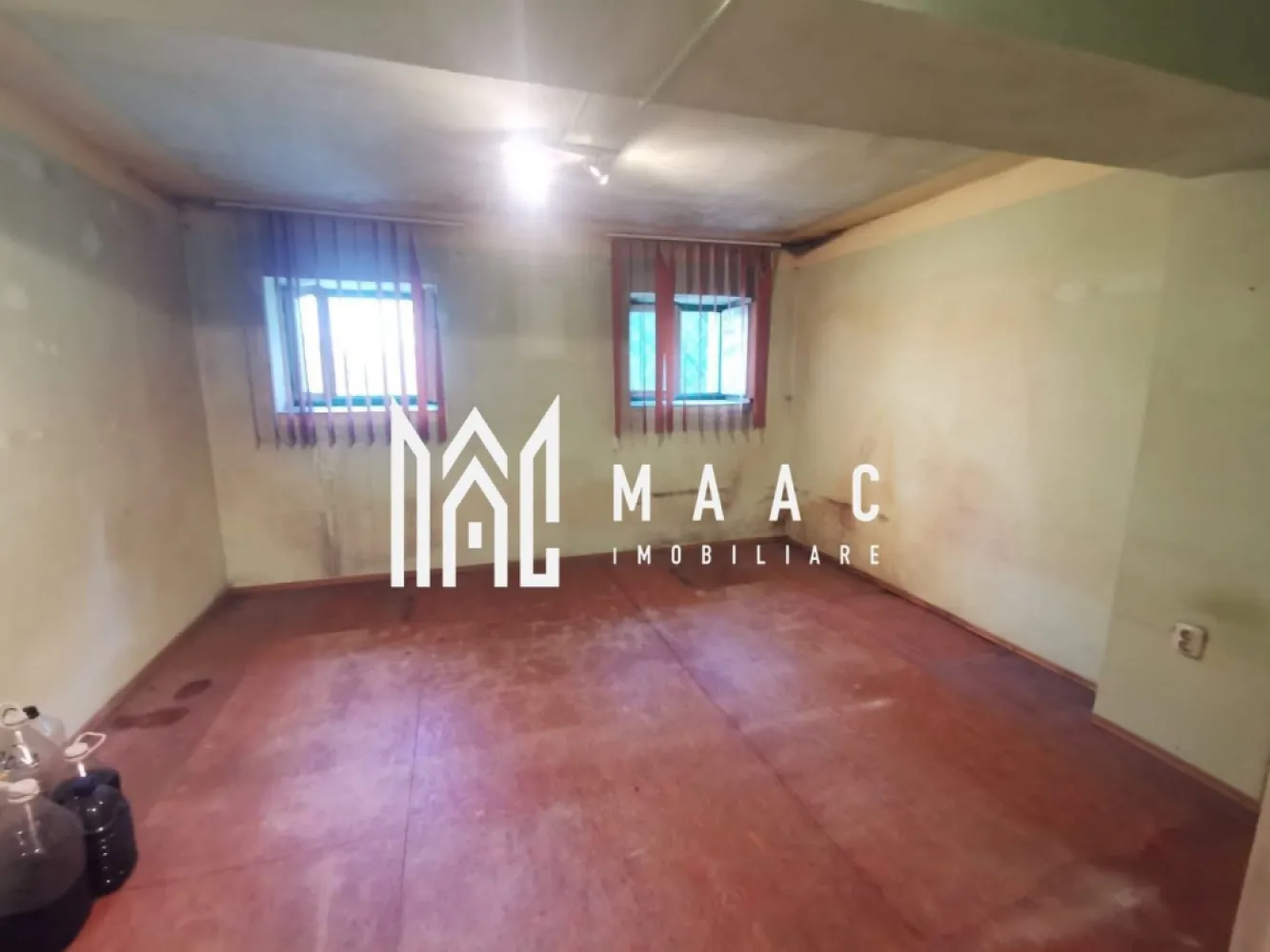 Apartament I 4 Camere I 60 MPU I Zona Ultracentrală - MAAC Imobiliare vă propune spre vânzare o proprietate cu un potențial investițional deosebit, amplasată în zona Ultracentrală a Sibiului, la doar 2 minute de mers pe jos de Centrul Vechi.

Imobilul este situat la demisol și dispune de o suprafață utilă totală de 60 mp, fiind compartimentat în două unități distincte, fiecare compusă din câte 2 camere. În prezent, acestea beneficiază de o baie comună, însă configurația permite numeroase posibilități de recompartimentare și modernizare.

Proprietatea include și 3 pivnițe generoase, ideale pentru spații de depozitare, amenajarea unor camere tehnice sau alte proiecte complementare.

Un avantaj rar întâlnit în această zonă este curtea comună cu acces auto, oferind un plus de confort și funcționalitate.

Caracteristici principale:

Suprafață utilă: 60 mp
4 camere
Compartimentare în două unități independente
3 pivnițe incluse
Baie comună
Geamuri termopan montate
Curte comună cu acces auto
Zonă Ultracentrală 
Necesită renovare completă
Pentru mai multe informații și programarea unei vizionări, echipa MAAC Imobiliare vă stă la dispoziție.CP3106337
