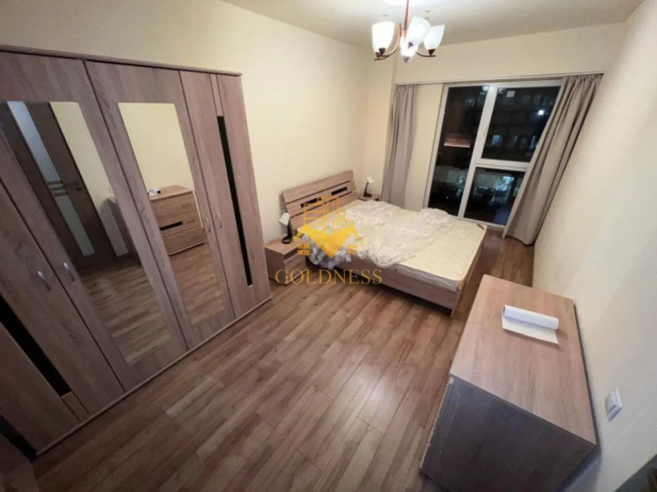3 camere,modern, semicentral, Scala Center, zona Bosch, Pet friendly - GOLDNESS Imobiliare vă propune spre închiriere un apartament cu 3 camere complet mobilat și utilat, la etajul 7 într-un imobil de 7 etaje, în zona Semicentrala. Apartamentul este compartimentat astfel:
 - dormitor cu pat matrimonial, dressing, noptiere
 - dormitor cu canapea extensibila, birou, spatiu pentru depozitare
 - living cu bucatarie open-space complet utilată, canapea extensibla, loc de servit masa, dressing
 - baie cu cabina de dus, calorifer port prosop inox și dulap pentru depozitare.
 - baie de serviciu
 - terasa de 12 mp
Imobilul este dotat cu toate cele necesare- centrală proprie, mașină de spălat haine, masina de spalat vase, frigider, plită electrică, hotă, TV, etc. 
Se află în apropierea stațiilor de transport în comun, magazine, restaurante, spații verzi, farmacii, etc. 
Apartamentul dispune de loc de parcare subterana !

Dacă sunteți interesați de acest apartament și doriți să îl vizionați, dar și pentru alte oferte sau detalii nu ezitați să ne contactați telefonic sau prin e-mail - goldnessimobiliare@gmail.com. Vă stăm la dispoziție!